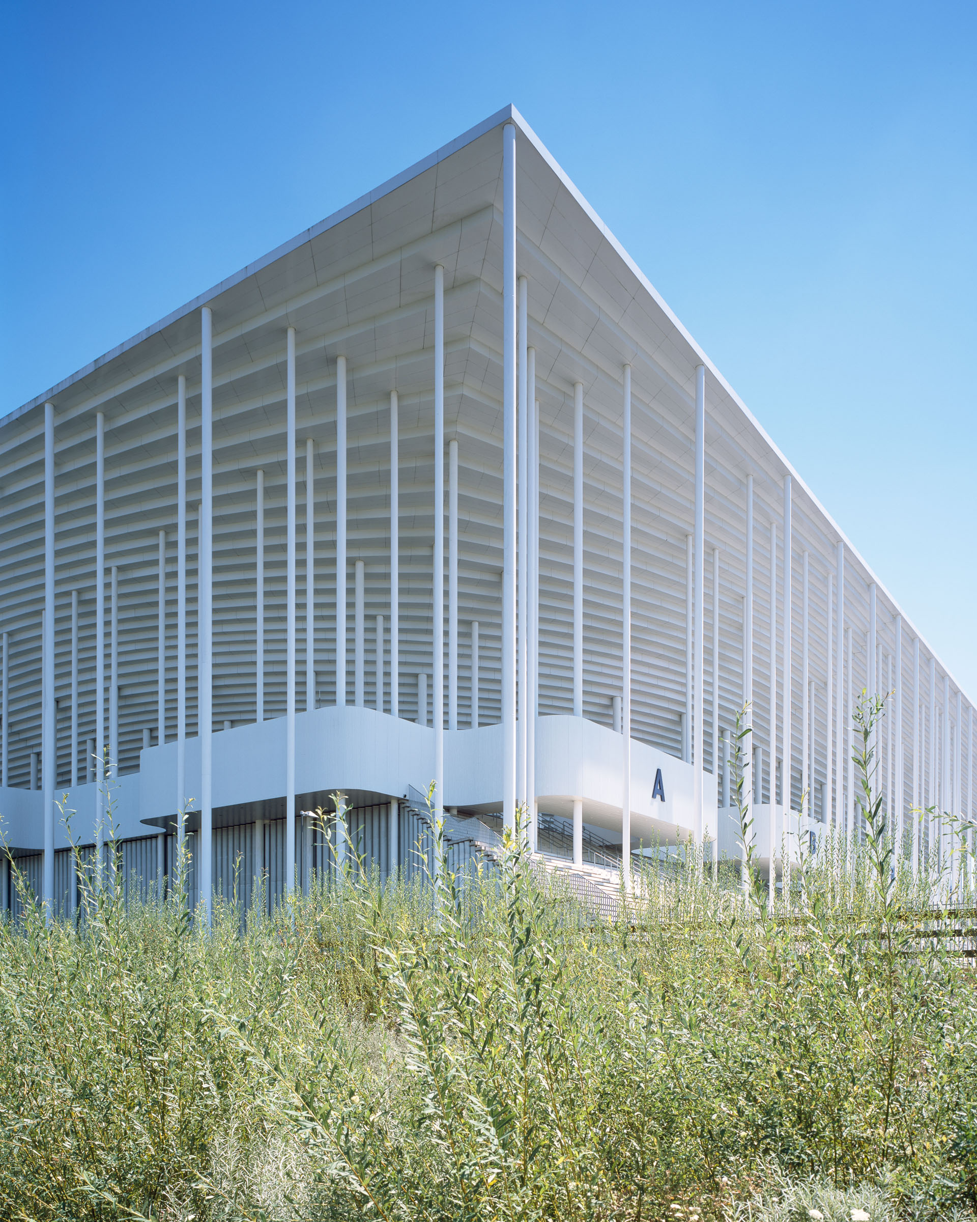 Analog architectural photography and documentation of the exterior of the Nouveau Stade de Bordeaux stadium in Bordeaux, France, designed by Herzog & de Meuron. Photographed by Piotr Hraptovich, architectural photographer based in Basel, Switzerland. Analoge Architekturfotografie und Dokumentation der Aussenansicht des Nouveau Stade de Bordeaux Stadions in Bordeaux, Frankreich, entworfen von Herzog & de Meuron. Fotografiert von Piotr Hraptovich, Architekturfotograf mit Sitz in Basel, Schweiz. 