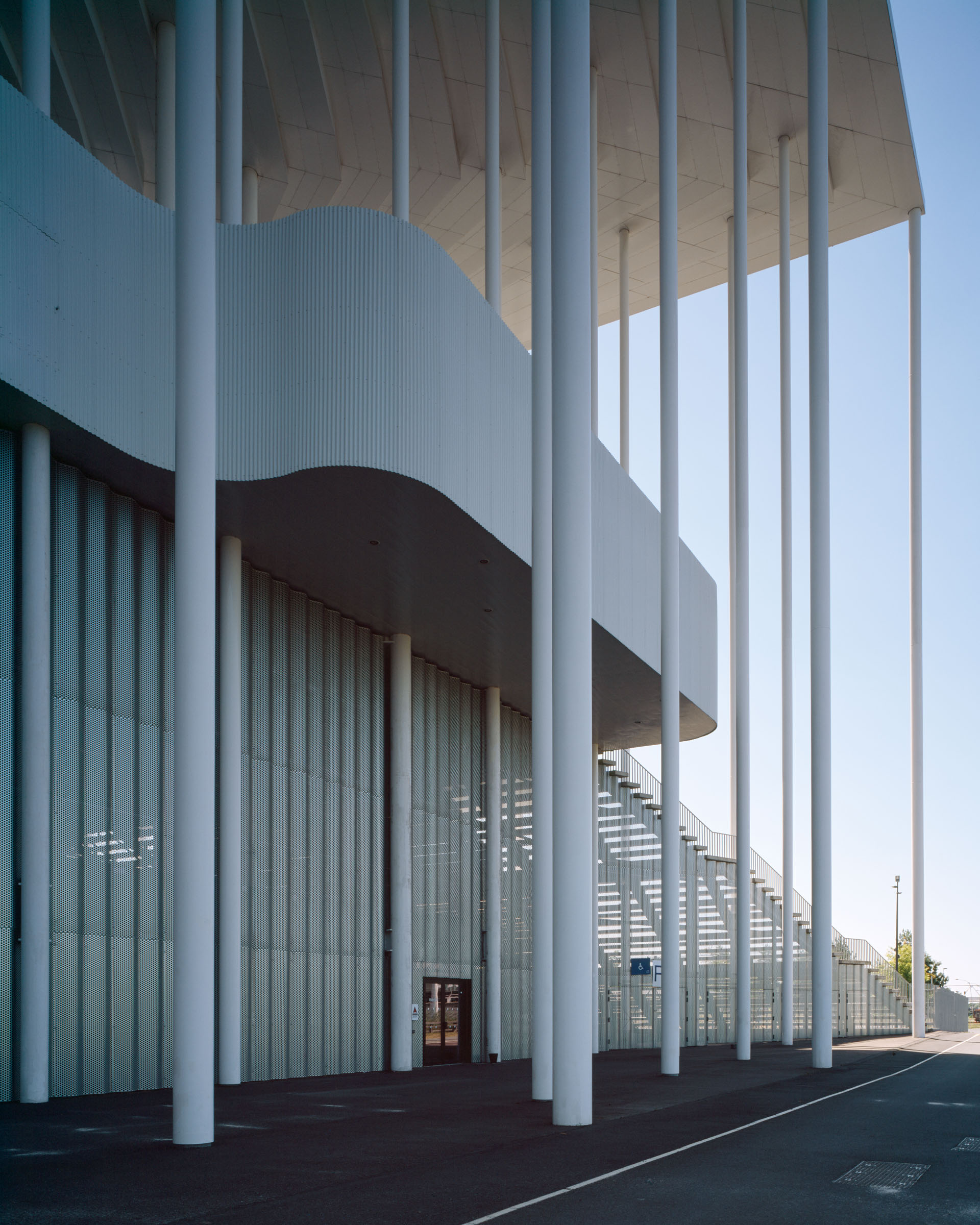 Analog architectural photography and documentation of the exterior of the Nouveau Stade de Bordeaux stadium in Bordeaux, France, designed by Herzog & de Meuron. Photographed by Piotr Hraptovich, architectural photographer based in Basel, Switzerland. Analoge Architekturfotografie und Dokumentation der Aussenansicht des Nouveau Stade de Bordeaux Stadions in Bordeaux, Frankreich, entworfen von Herzog & de Meuron. Fotografiert von Piotr Hraptovich, Architekturfotograf mit Sitz in Basel, Schweiz. 