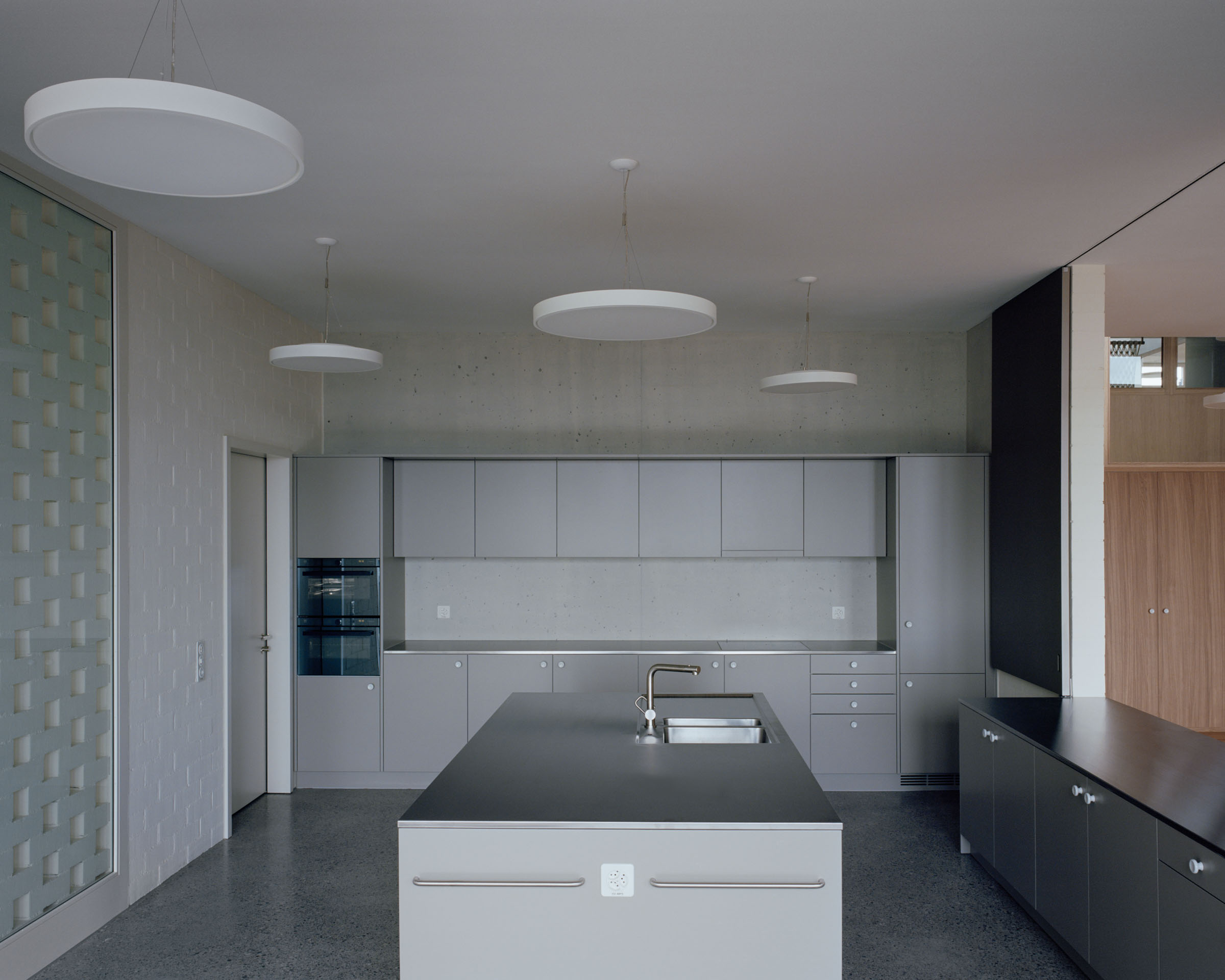 Analog architectural photography and documentation of the interior of the Rueti kindergarten in Winkel, Switzerland, designed by Brandenberger Kloter. Photographed by Piotr Hraptovich, architectural photographer based in Basel, Switzerland. Analoge Architekturfotografie und Dokumentation der Innenräume des Doppelkindergartens Rüti in Winkel, Schweiz, entworfen von Brandenberger Kloter. Fotografiert von Piotr Hraptovich, Architekturfotograf mit Sitz in Basel, Schweiz. 