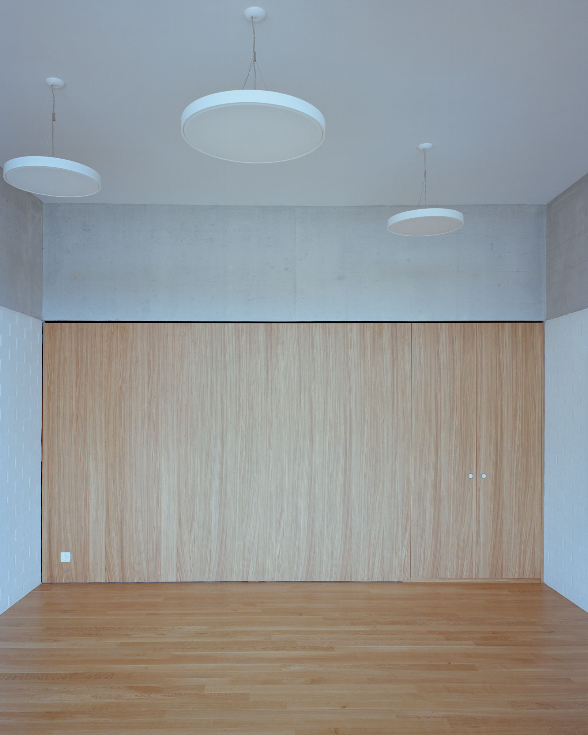 Analog architectural photography and documentation of the interior of the Rueti kindergarten in Winkel, Switzerland, designed by Brandenberger Kloter. Photographed by Piotr Hraptovich, architectural photographer based in Basel, Switzerland. Analoge Architekturfotografie und Dokumentation der Innenräume des Doppelkindergartens Rüti in Winkel, Schweiz, entworfen von Brandenberger Kloter. Fotografiert von Piotr Hraptovich, Architekturfotograf mit Sitz in Basel, Schweiz. 