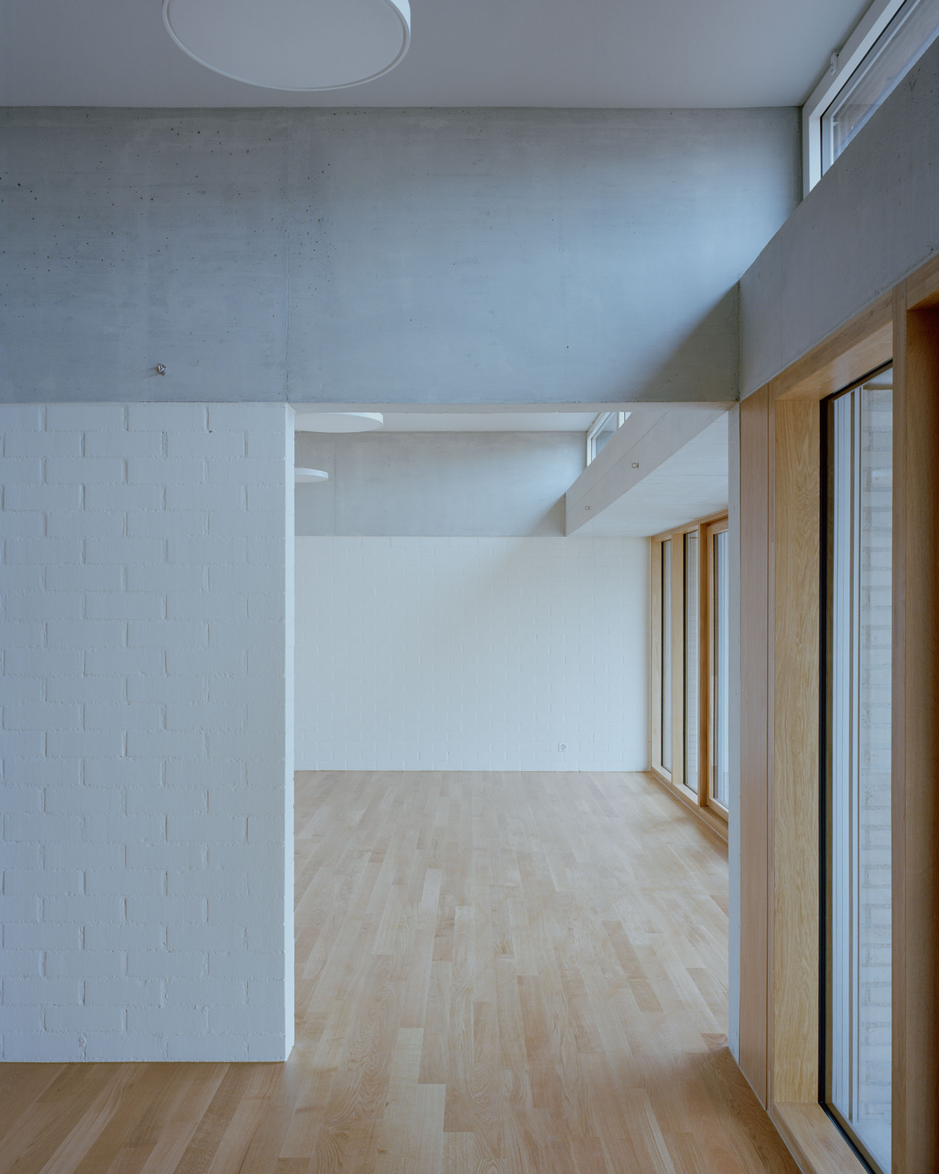 Analog architectural photography and documentation of the interior of the Rueti kindergarten in Winkel, Switzerland, designed by Brandenberger Kloter. Photographed by Piotr Hraptovich, architectural photographer based in Basel, Switzerland. Analoge Architekturfotografie und Dokumentation der Innenräume des Doppelkindergartens Rüti in Winkel, Schweiz, entworfen von Brandenberger Kloter. Fotografiert von Piotr Hraptovich, Architekturfotograf mit Sitz in Basel, Schweiz. 