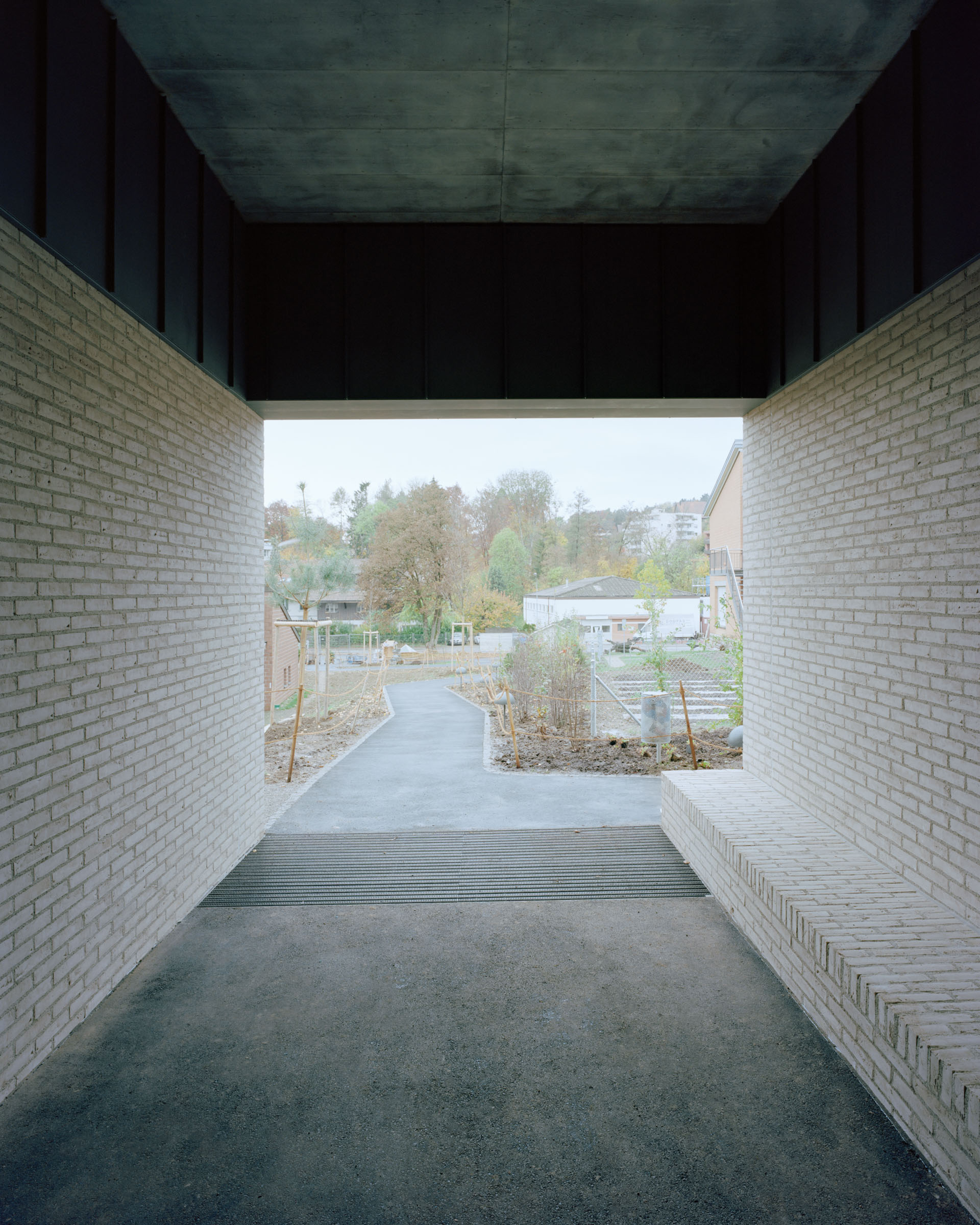 Analog architectural photography and documentation of the exterior of the Rueti kindergarten in Winkel, Switzerland, designed by Brandenberger Kloter. Photographed by Piotr Hraptovich, architectural photographer based in Basel, Switzerland. Analoge Architekturfotografie und Dokumentation der Aussensicht des Doppelkindergartens Rüti in Winkel, Schweiz, entworfen von Brandenberger Kloter. Fotografiert von Piotr Hraptovich, Architekturfotograf mit Sitz in Basel, Schweiz. 