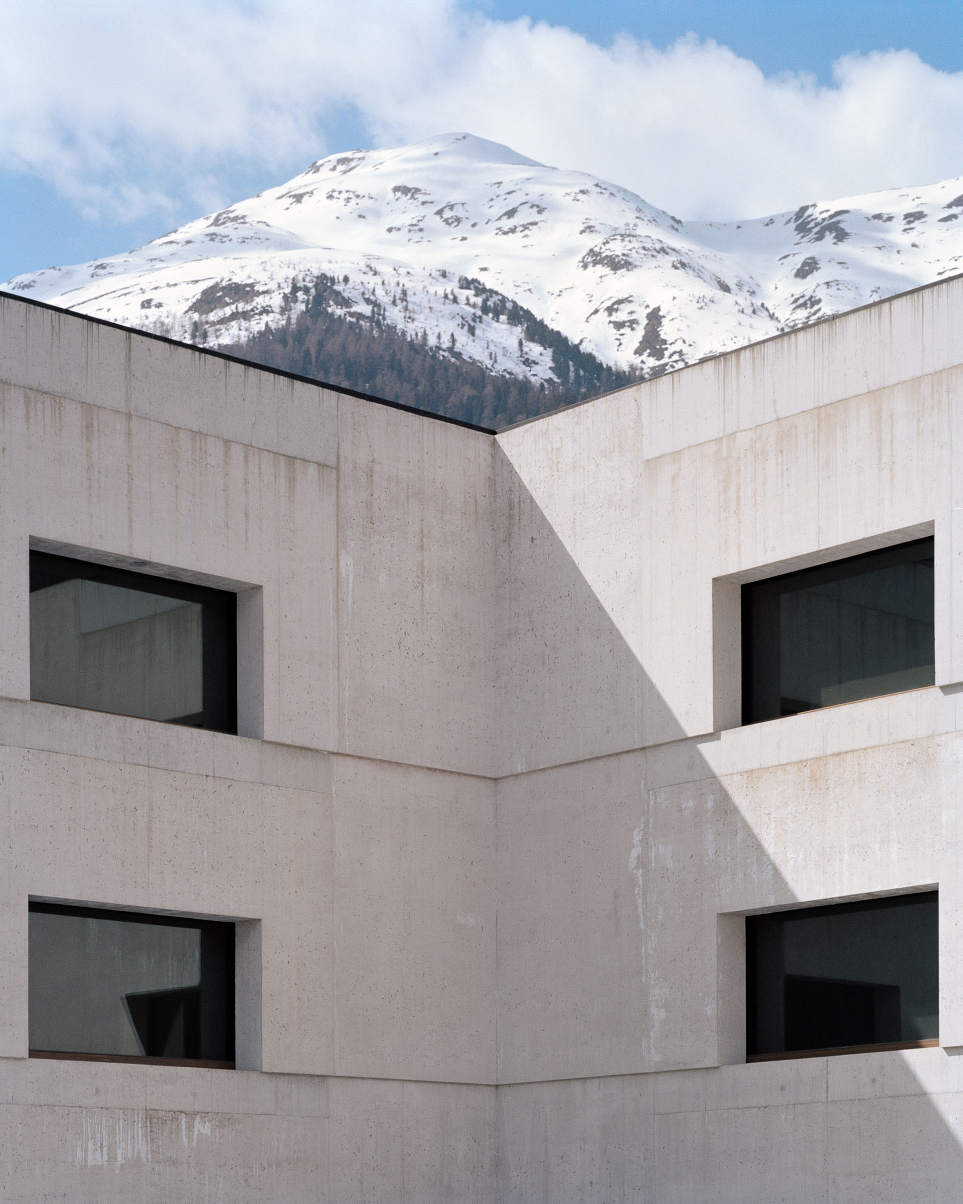 Analog architectural photography and documentation of the exterior of the Visitor Center of the Swiss National Park in Zernez, Switzerland, designed by Valerio Olgiati. Completed in 2008, the building serves as an exhibition and information center for the park. Photographed by Piotr Hraptovich, architectural photographer based in Basel, Switzerland. Analoge Architekturfotografie und Dokumentation der Aussensicht des Besucherzentrums des Schweizerischen Nationalparks in Zernez, Schweiz, entworfen von Valerio Olgiati. Das 2008 fertiggestellte Gebäude dient als Ausstellungs- und Informationszentrum des Parks. Fotografiert von Piotr Hraptovich, Architekturfotograf mit Sitz in Basel, Schweiz. 