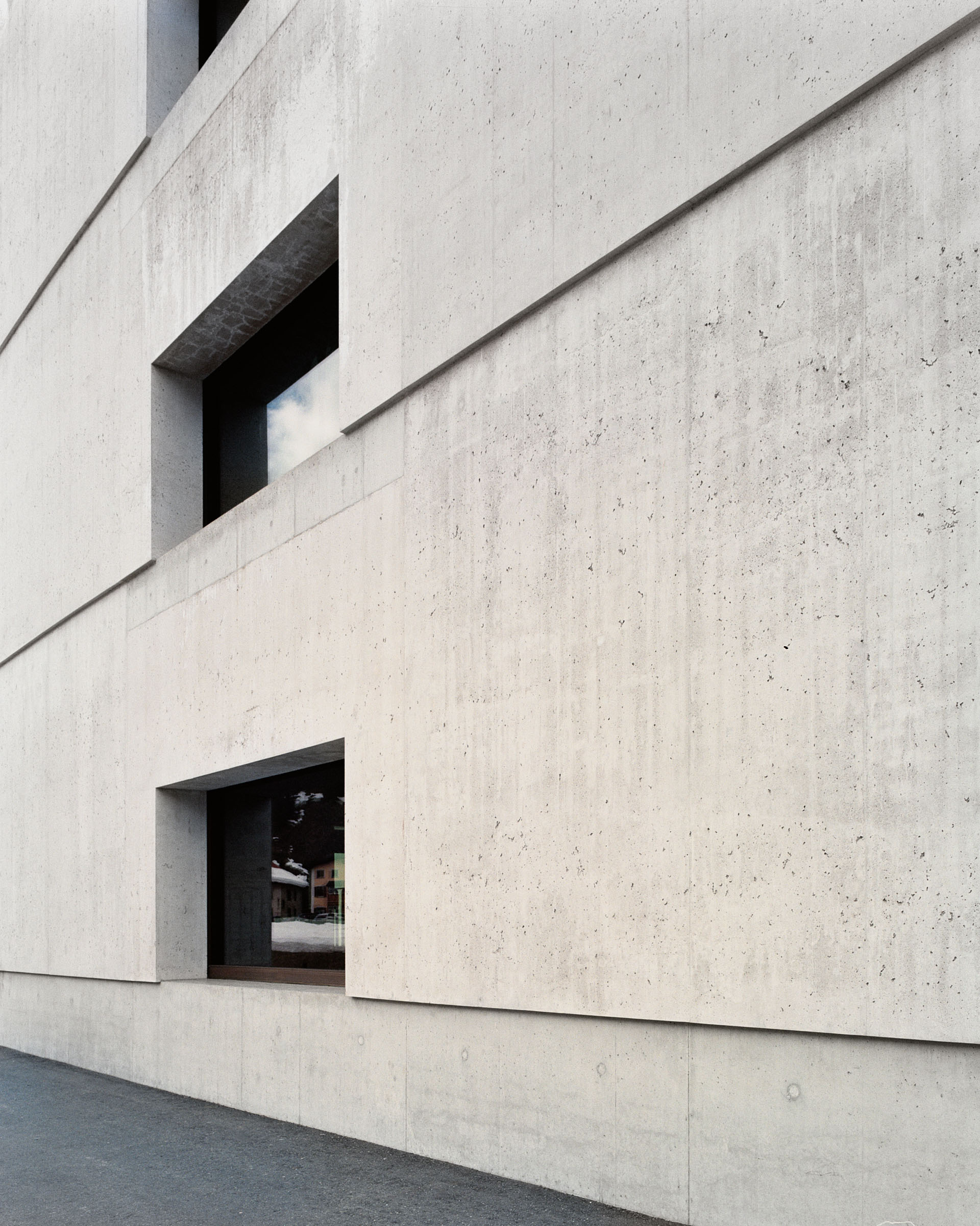 Analog architectural photography and documentation of the exterior of the Visitor Center of the Swiss National Park in Zernez, Switzerland, designed by Valerio Olgiati. Completed in 2008, the building serves as an exhibition and information center for the park. Photographed by Piotr Hraptovich, architectural photographer based in Basel, Switzerland. Analoge Architekturfotografie und Dokumentation der Aussensicht des Besucherzentrums des Schweizerischen Nationalparks in Zernez, Schweiz, entworfen von Valerio Olgiati. Das 2008 fertiggestellte Gebäude dient als Ausstellungs- und Informationszentrum des Parks. Fotografiert von Piotr Hraptovich, Architekturfotograf mit Sitz in Basel, Schweiz. 