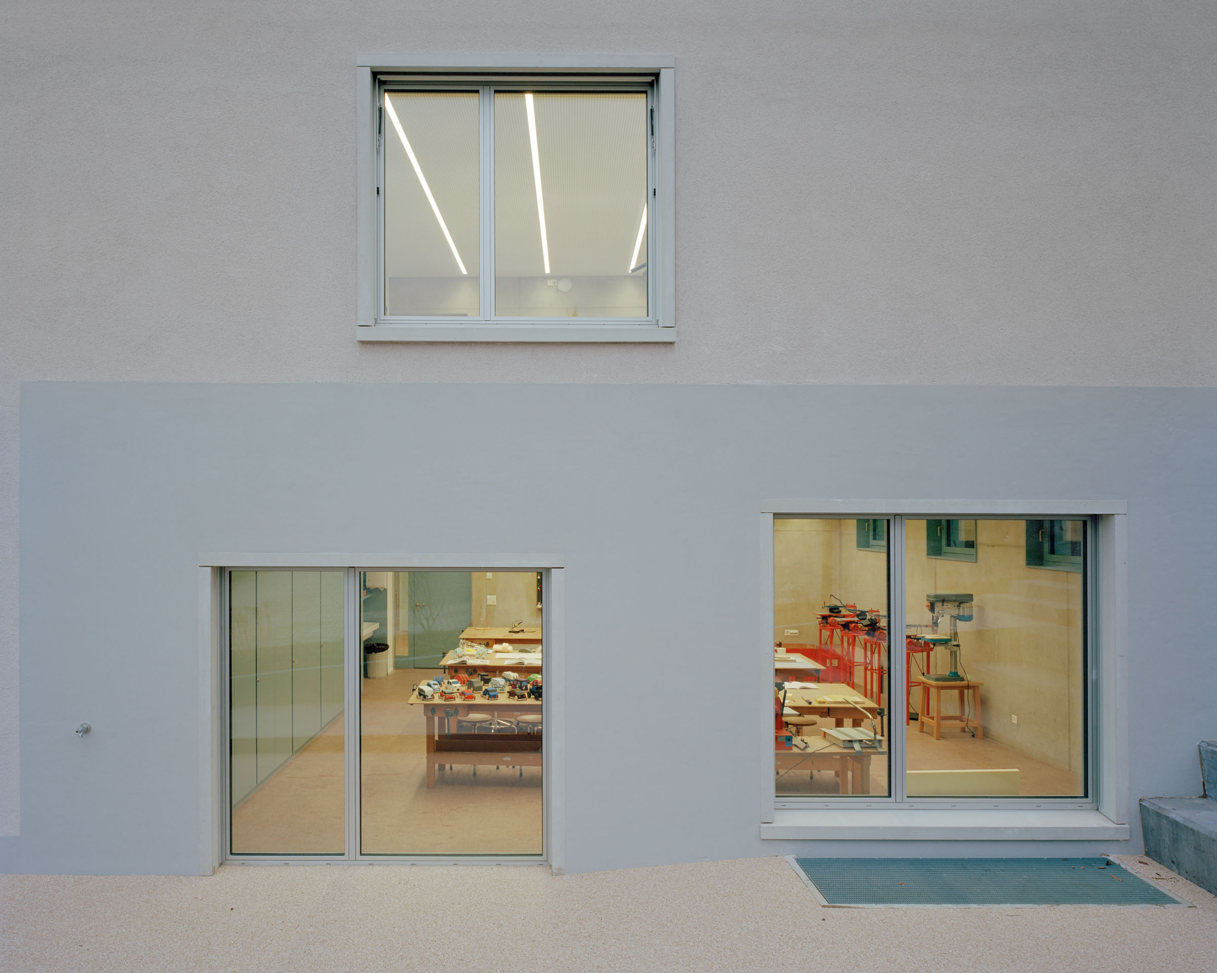 Analog architectural photography and documentation of the exterior of the school building in Birmenstorf, Switzerland, designed by MIDERI & HAFO. Photographed by Piotr Hraptovich, architectural photographer based in Basel, Switzerland. Analoge Architekturfotografie und Dokumentation der Aussensicht des Schulgebäudes in Birmenstorf, Schweiz, entworfen von MIDERI & HAFO. Fotografiert von Piotr Hraptovich, Architekturfotograf mit Sitz in Basel, Schweiz. 