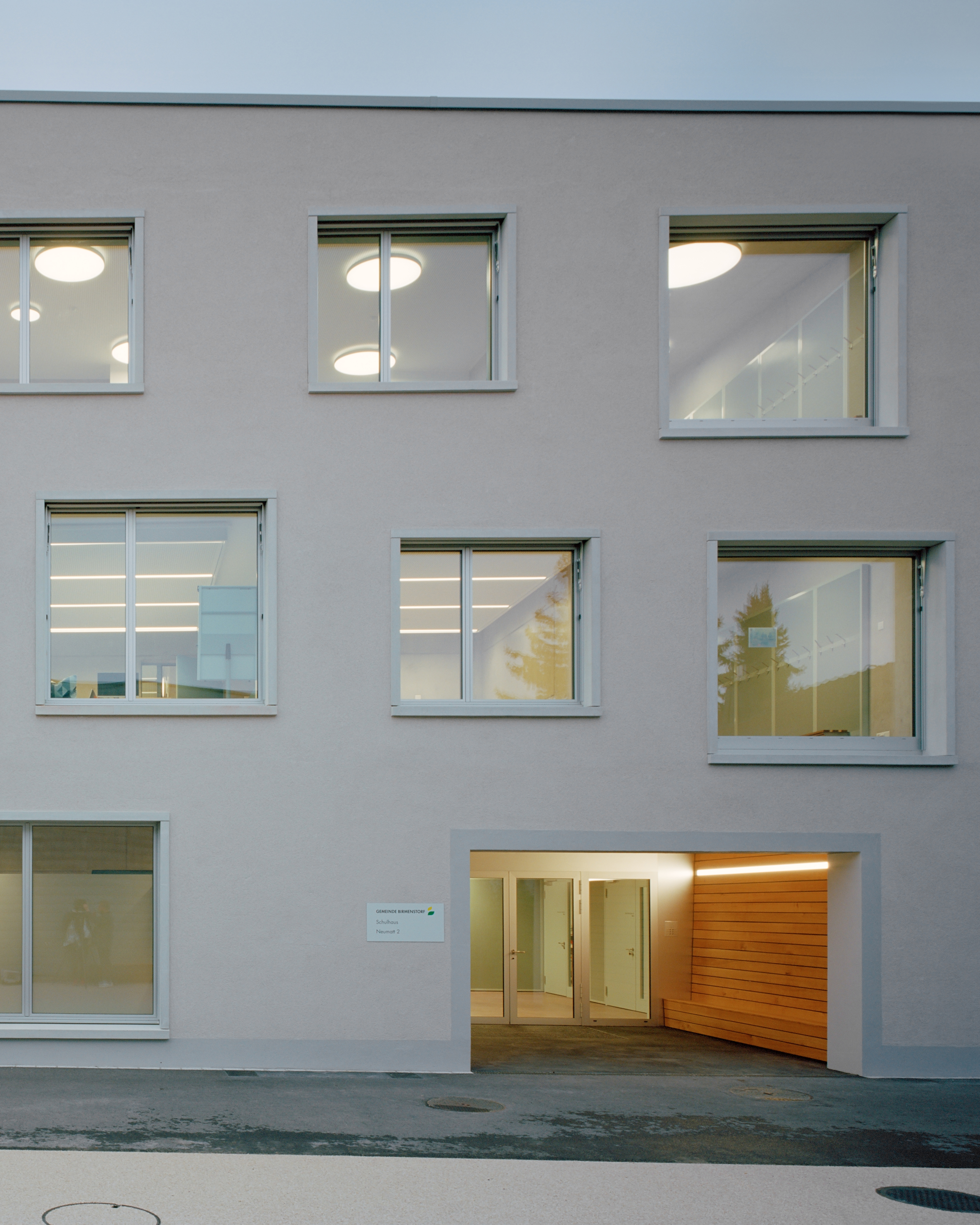 Analog architectural photography and documentation of the exterior of the school building in Birmenstorf, Switzerland, designed by MIDERI & HAFO. Photographed by Piotr Hraptovich, architectural photographer based in Basel, Switzerland. Analoge Architekturfotografie und Dokumentation der Aussensicht des Schulgebäudes in Birmenstorf, Schweiz, entworfen von MIDERI & HAFO. Fotografiert von Piotr Hraptovich, Architekturfotograf mit Sitz in Basel, Schweiz. 