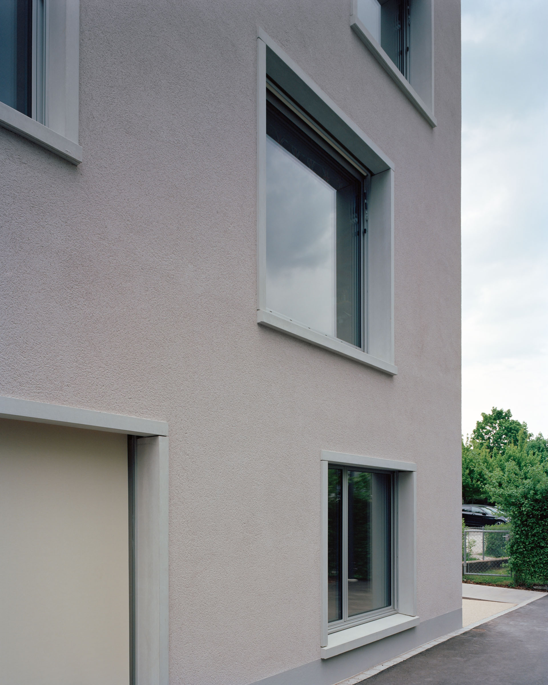 Analog architectural photography and documentation of the exterior of the school building in Birmenstorf, Switzerland, designed by MIDERI & HAFO. Photographed by Piotr Hraptovich, architectural photographer based in Basel, Switzerland. Analoge Architekturfotografie und Dokumentation der Aussensicht des Schulgebäudes in Birmenstorf, Schweiz, entworfen von MIDERI & HAFO. Fotografiert von Piotr Hraptovich, Architekturfotograf mit Sitz in Basel, Schweiz. 