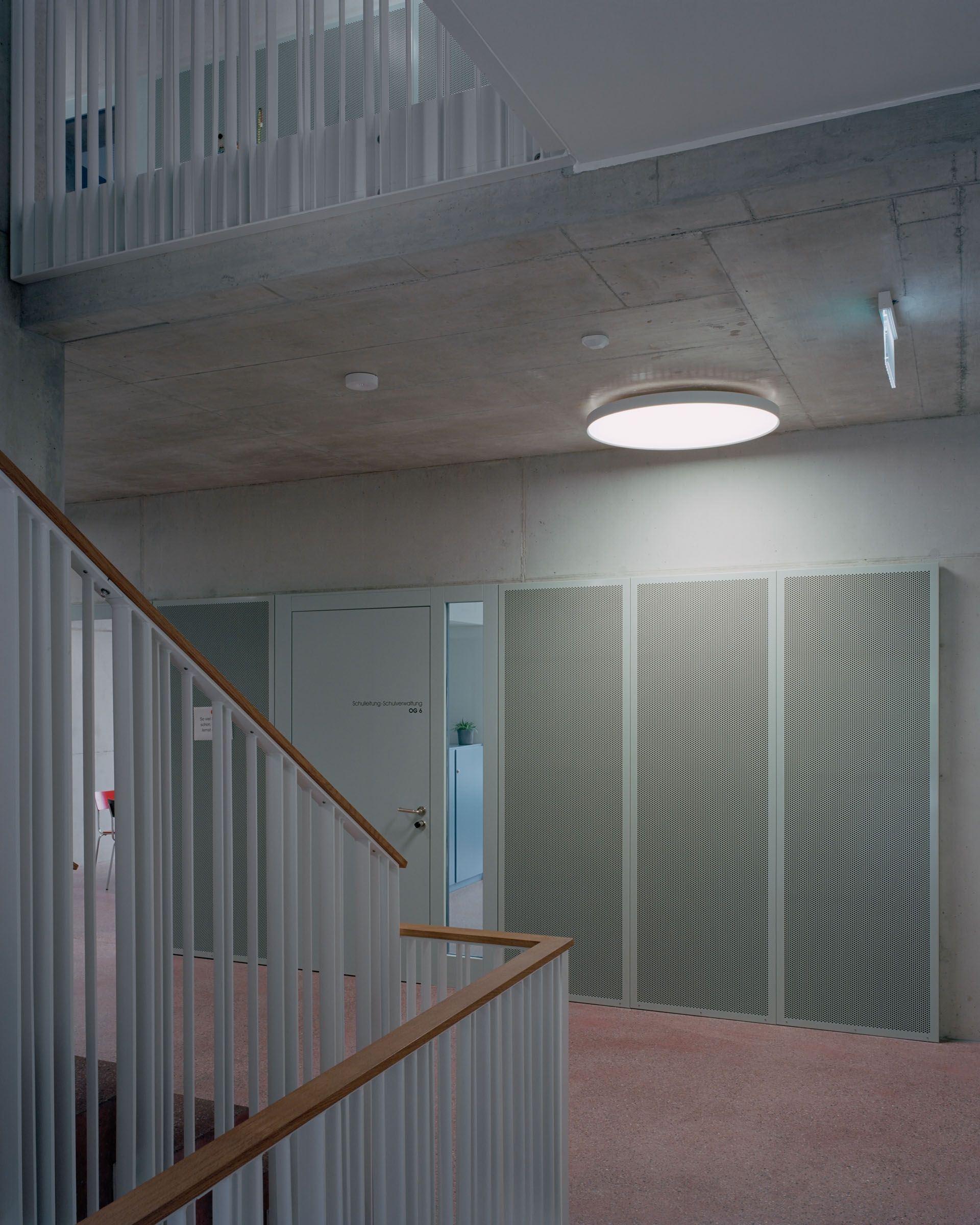 Analog architectural photography and documentation of the interior of the school building in Birmenstorf, Switzerland, designed by MIDERI & HAFO. Photographed by Piotr Hraptovich, architectural photographer based in Basel, Switzerland. Analoge Architekturfotografie und Dokumentation der Innenräume des Schulgebäudes in Birmenstorf, Schweiz, entworfen von MIDERI & HAFO. Fotografiert von Piotr Hraptovich, Architekturfotograf mit Sitz in Basel, Schweiz. 