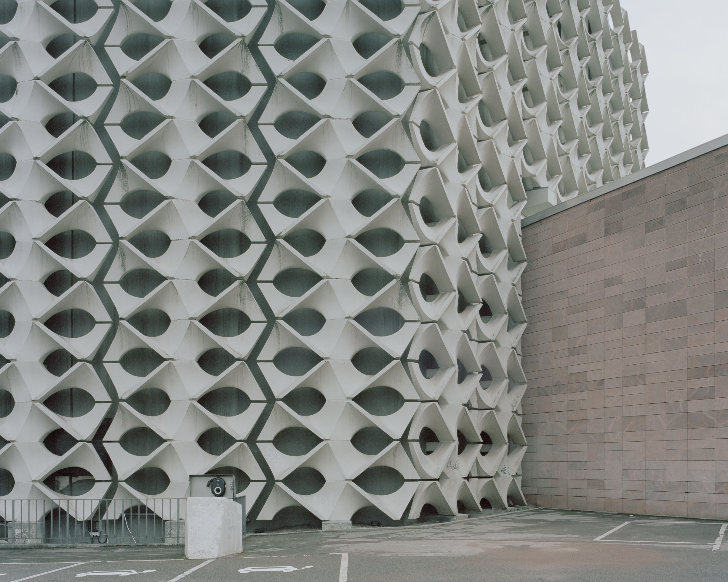Analog architectural photography and documentation of the exterior of the Stadthalle in Chemnitz, Germany, designed by Rudolf Weiser. Photographed by Piotr Hraptovich, architectural photographer based in Basel, Switzerland. Analoge Architekturfotografie und Dokumentation der Aussensicht der Stadthalle in Chemnitz, Deutschland, entworfen von Rudolf Weiser. Fotografiert von Piotr Hraptovich, Architekturfotograf mit Sitz in Basel, Schweiz. 