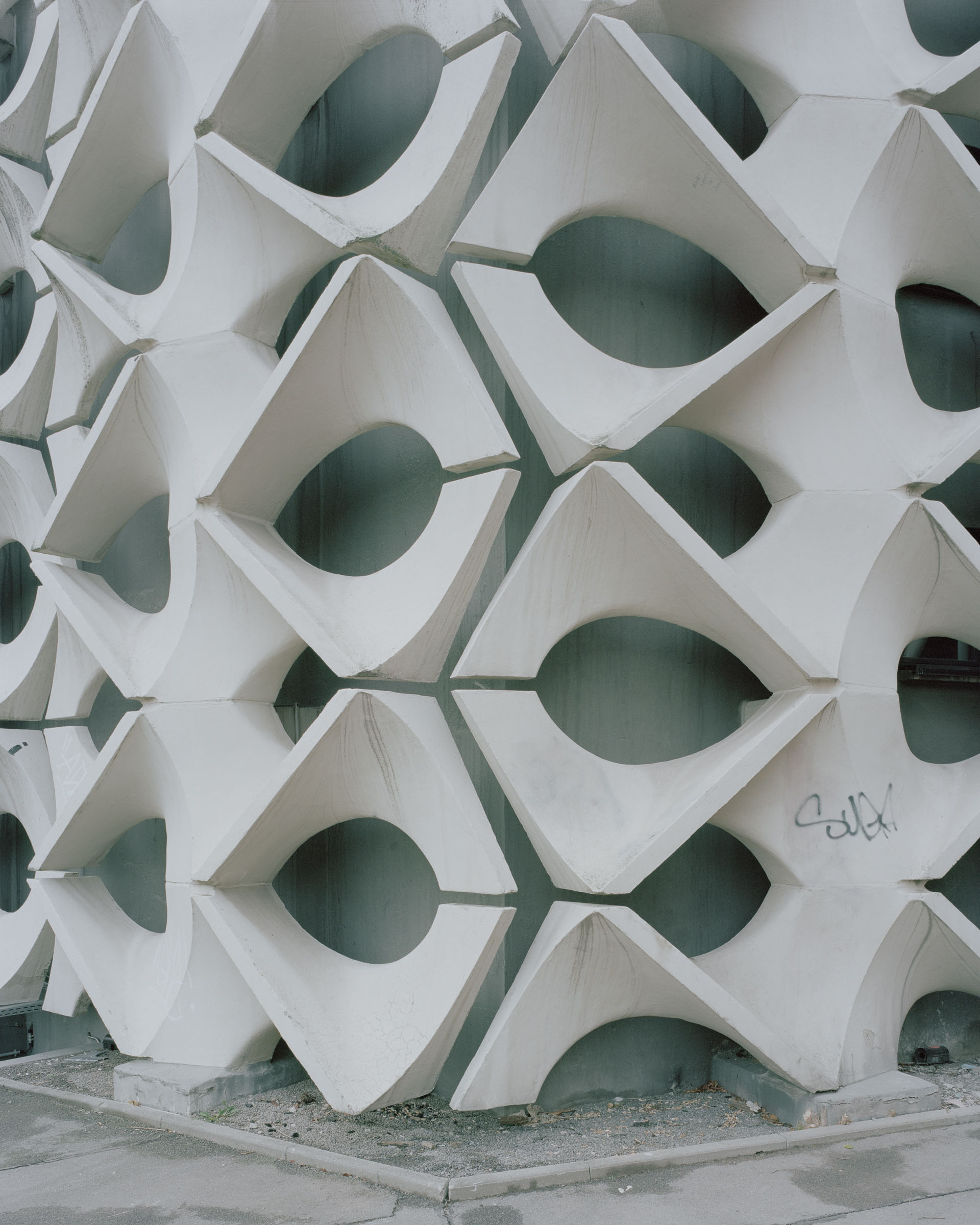 Analog architectural photography and documentation of the exterior of the Stadthalle in Chemnitz, Germany, designed by Rudolf Weiser. Photographed by Piotr Hraptovich, architectural photographer based in Basel, Switzerland. Analoge Architekturfotografie und Dokumentation der Aussensicht der Stadthalle in Chemnitz, Deutschland, entworfen von Rudolf Weiser. Fotografiert von Piotr Hraptovich, Architekturfotograf mit Sitz in Basel, Schweiz. 