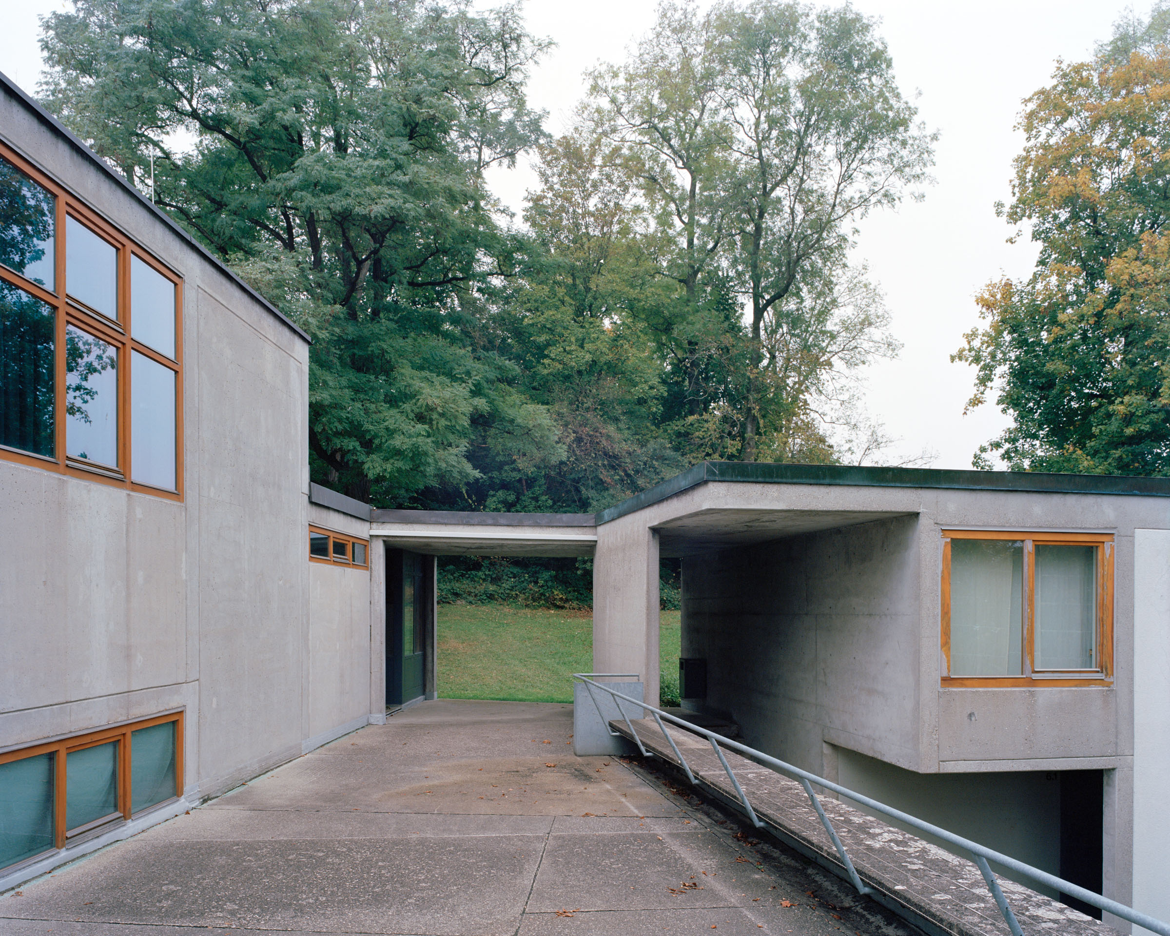 Analog architectural photography and documentation of the exterior of the former Ulm School of Design (Hochschule für Gestaltung Ulm) on Oberer Kuhberg in Ulm, Germany, designed by Max Bill between 1950 and 1955. Photographed by Piotr Hraptovich, architectural photographer based in Basel, Switzerland. Analoge Architekturfotografie und Dokumentation der Aussensicht der ehemaligen Hochschule für Gestaltung Ulm auf dem Oberen Kuhberg in Ulm, Deutschland, entworfen von Max Bill zwischen 1950 und 1955. Fotografiert von Piotr Hraptovich, Architekturfotograf mit Sitz in Basel, Schweiz. 