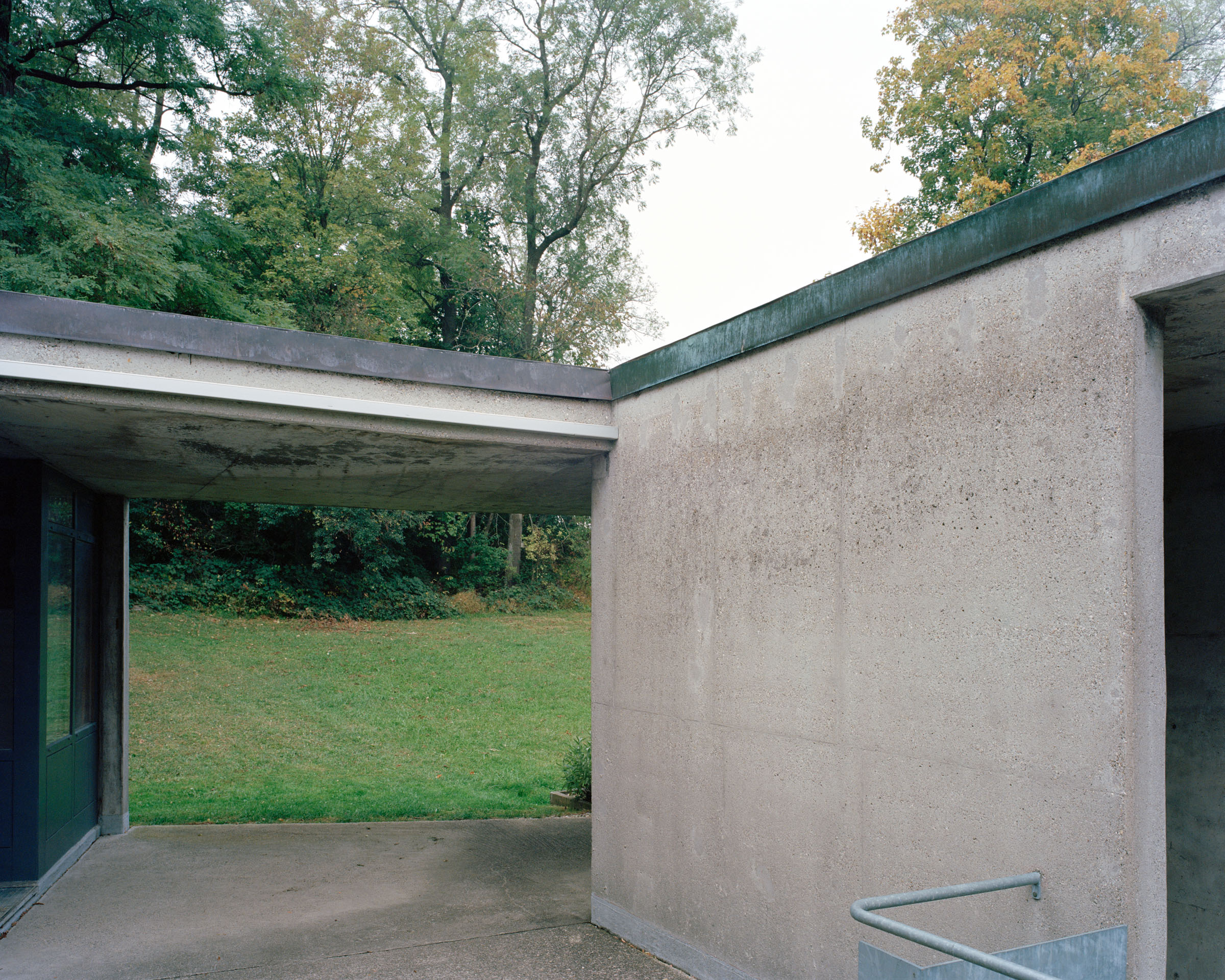 Analog architectural photography and documentation of the exterior of the former Ulm School of Design (Hochschule für Gestaltung Ulm) on Oberer Kuhberg in Ulm, Germany, designed by Max Bill between 1950 and 1955. Photographed by Piotr Hraptovich, architectural photographer based in Basel, Switzerland. Analoge Architekturfotografie und Dokumentation der Aussensicht der ehemaligen Hochschule für Gestaltung Ulm auf dem Oberen Kuhberg in Ulm, Deutschland, entworfen von Max Bill zwischen 1950 und 1955. Fotografiert von Piotr Hraptovich, Architekturfotograf mit Sitz in Basel, Schweiz. 