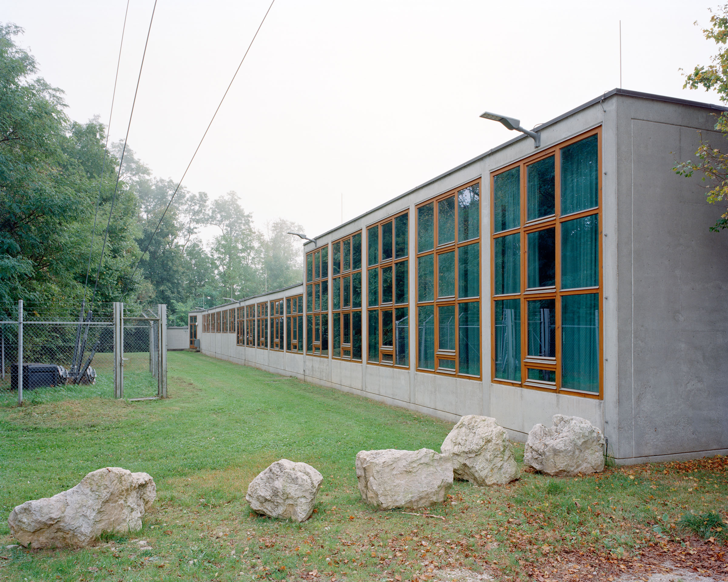 Analog architectural photography and documentation of the exterior of the former Ulm School of Design (Hochschule für Gestaltung Ulm) on Oberer Kuhberg in Ulm, Germany, designed by Max Bill between 1950 and 1955. Photographed by Piotr Hraptovich, architectural photographer based in Basel, Switzerland. Analoge Architekturfotografie und Dokumentation der Aussensicht der ehemaligen Hochschule für Gestaltung Ulm auf dem Oberen Kuhberg in Ulm, Deutschland, entworfen von Max Bill zwischen 1950 und 1955. Fotografiert von Piotr Hraptovich, Architekturfotograf mit Sitz in Basel, Schweiz. 
