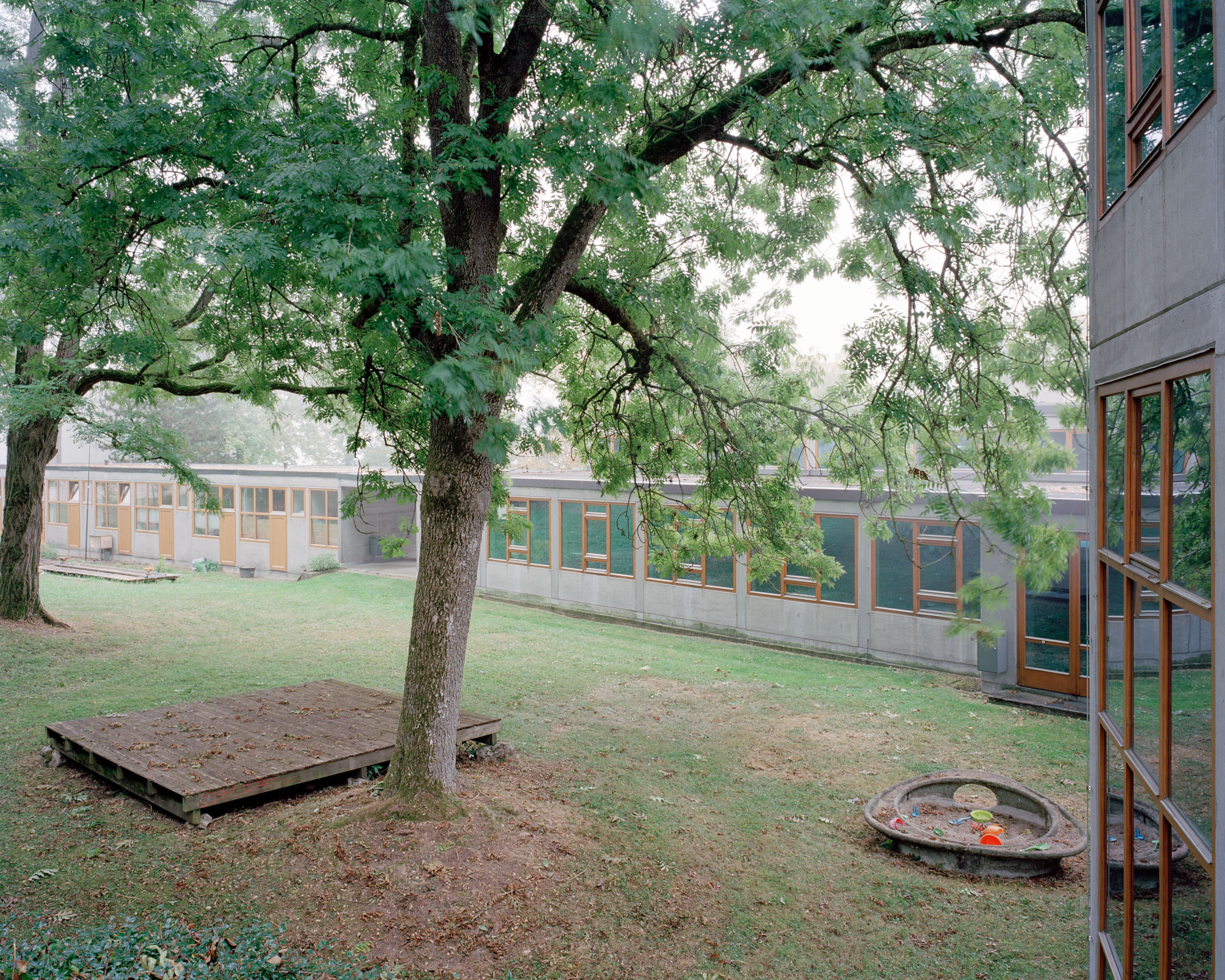 Analog architectural photography and documentation of the exterior of the former Ulm School of Design (Hochschule für Gestaltung Ulm) on Oberer Kuhberg in Ulm, Germany, designed by Max Bill between 1950 and 1955. Photographed by Piotr Hraptovich, architectural photographer based in Basel, Switzerland. Analoge Architekturfotografie und Dokumentation der Aussensicht der ehemaligen Hochschule für Gestaltung Ulm auf dem Oberen Kuhberg in Ulm, Deutschland, entworfen von Max Bill zwischen 1950 und 1955. Fotografiert von Piotr Hraptovich, Architekturfotograf mit Sitz in Basel, Schweiz. 