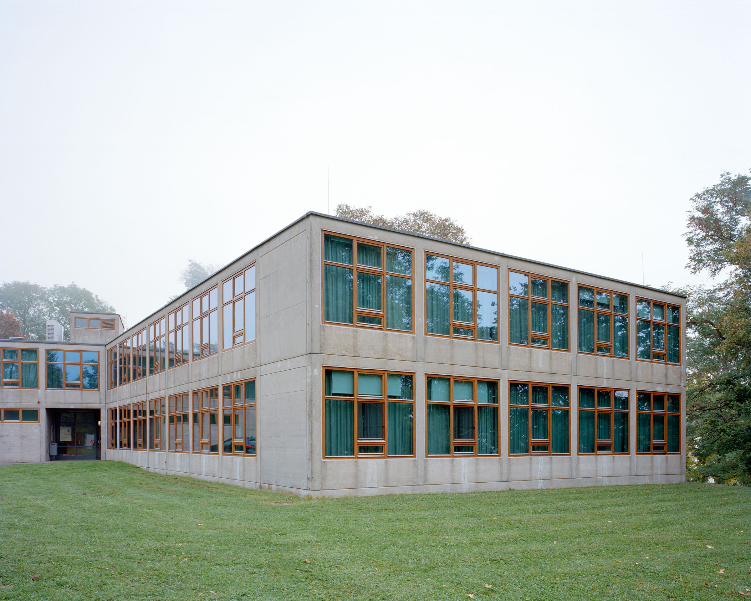 Analog architectural photography and documentation of the exterior of the former Ulm School of Design (Hochschule für Gestaltung Ulm) on Oberer Kuhberg in Ulm, Germany, designed by Max Bill between 1950 and 1955. Photographed by Piotr Hraptovich, architectural photographer based in Basel, Switzerland. Analoge Architekturfotografie und Dokumentation der Aussensicht der ehemaligen Hochschule für Gestaltung Ulm auf dem Oberen Kuhberg in Ulm, Deutschland, entworfen von Max Bill zwischen 1950 und 1955. Fotografiert von Piotr Hraptovich, Architekturfotograf mit Sitz in Basel, Schweiz. 