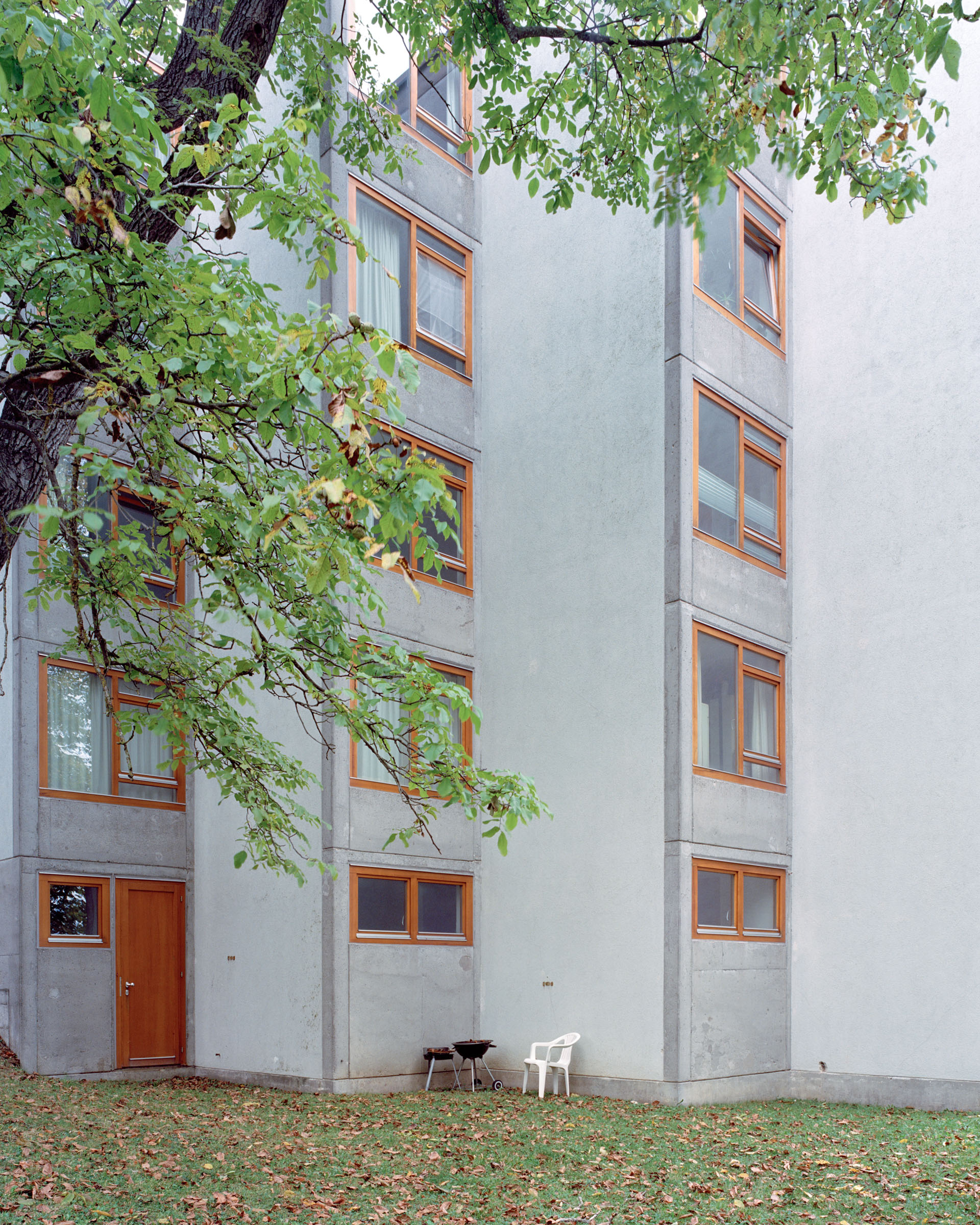 Analog architectural photography and documentation of the exterior of the former Ulm School of Design (Hochschule für Gestaltung Ulm) on Oberer Kuhberg in Ulm, Germany, designed by Max Bill between 1950 and 1955. Photographed by Piotr Hraptovich, architectural photographer based in Basel, Switzerland. Analoge Architekturfotografie und Dokumentation der Aussensicht der ehemaligen Hochschule für Gestaltung Ulm auf dem Oberen Kuhberg in Ulm, Deutschland, entworfen von Max Bill zwischen 1950 und 1955. Fotografiert von Piotr Hraptovich, Architekturfotograf mit Sitz in Basel, Schweiz. 