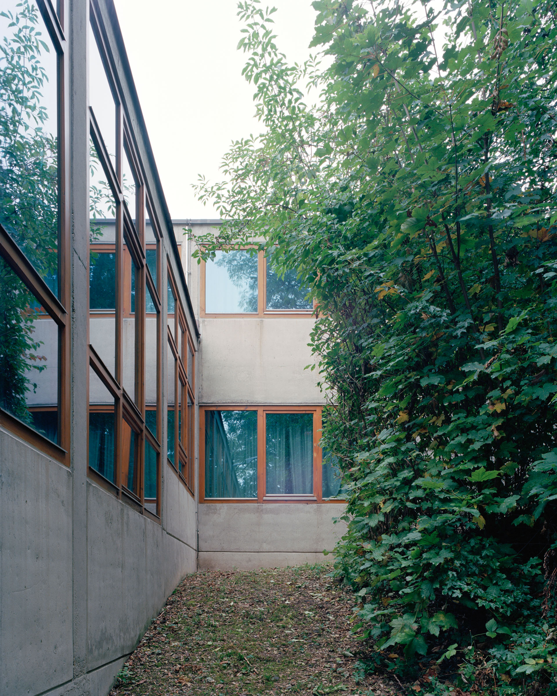 Analog architectural photography and documentation of the exterior of the former Ulm School of Design (Hochschule für Gestaltung Ulm) on Oberer Kuhberg in Ulm, Germany, designed by Max Bill between 1950 and 1955. Photographed by Piotr Hraptovich, architectural photographer based in Basel, Switzerland. Analoge Architekturfotografie und Dokumentation der Aussensicht der ehemaligen Hochschule für Gestaltung Ulm auf dem Oberen Kuhberg in Ulm, Deutschland, entworfen von Max Bill zwischen 1950 und 1955. Fotografiert von Piotr Hraptovich, Architekturfotograf mit Sitz in Basel, Schweiz. 