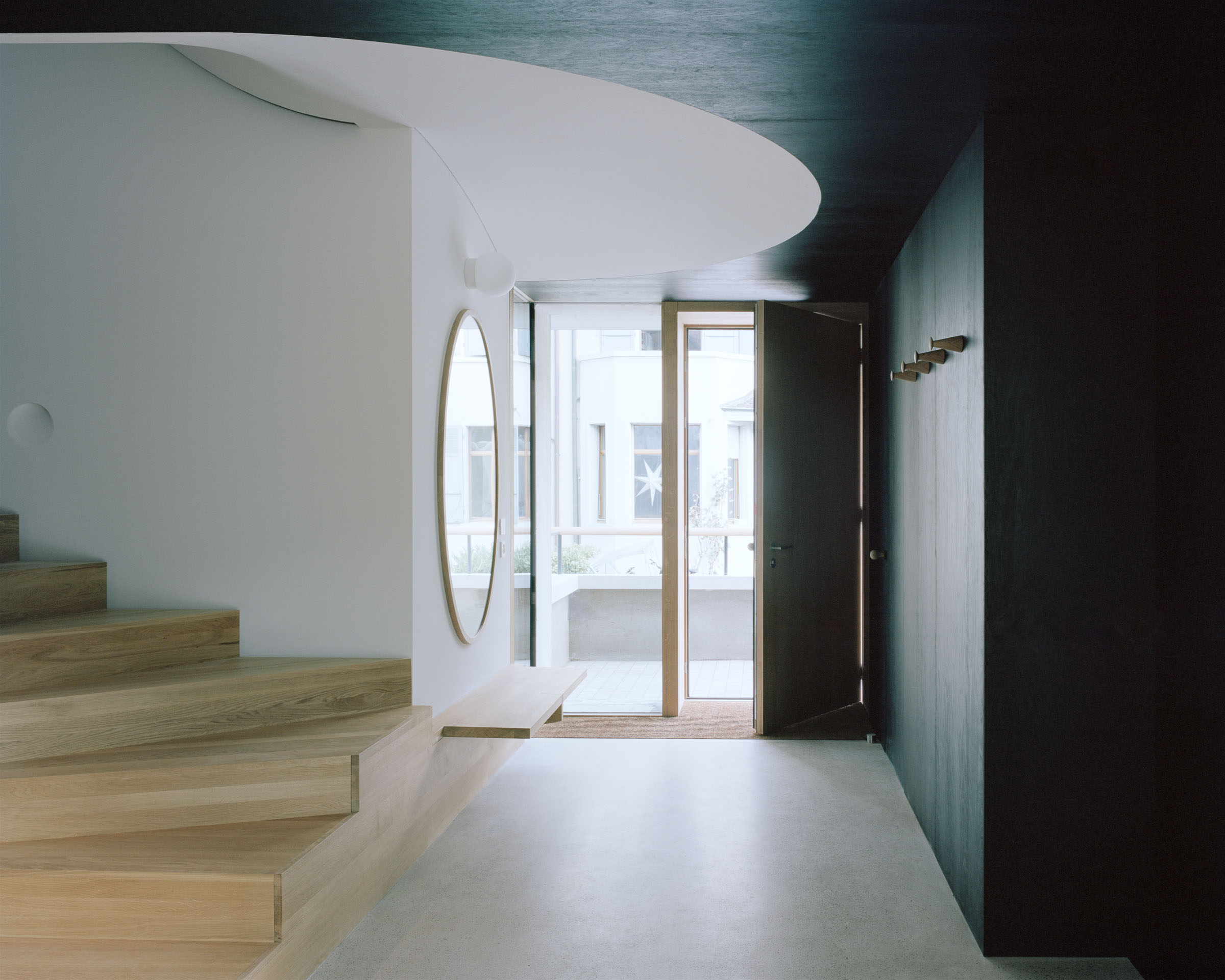 Analog architectural photography and documentation of the interior of the single‑family house renovation on Kluserstrasse in Basel, Switzerland, designed by Hörner Oprea & KL‑AR. Photographed by Piotr Hraptovich, architectural photographer based in Basel, Switzerland. Analoge Architekturfotografie und Dokumentation der Innenräume der Sanierung des Einfamilienhauses an der Kluserstrasse in Basel, Schweiz, entworfen von Hörner Oprea & KL‑AR. Fotografiert von Piotr Hraptovich, Architekturfotograf mit Sitz in Basel, Schweiz. 