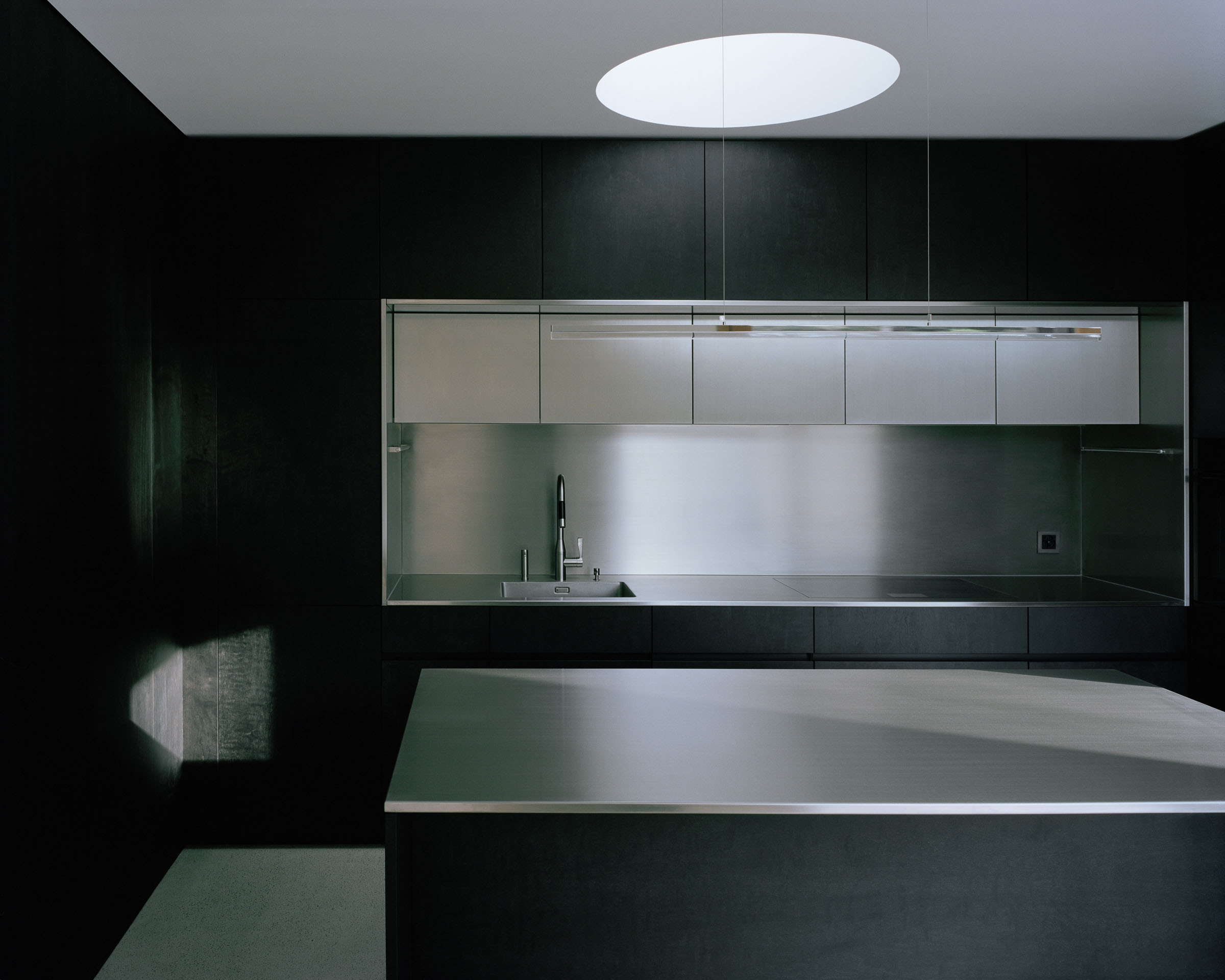 Analog architectural photography and documentation of the interior of the single‑family house renovation on Kluserstrasse in Basel, Switzerland, designed by Hörner Oprea & KL‑AR. Photographed by Piotr Hraptovich, architectural photographer based in Basel, Switzerland. Analoge Architekturfotografie und Dokumentation der Innenräume der Sanierung des Einfamilienhauses an der Kluserstrasse in Basel, Schweiz, entworfen von Hörner Oprea & KL‑AR. Fotografiert von Piotr Hraptovich, Architekturfotograf mit Sitz in Basel, Schweiz. 