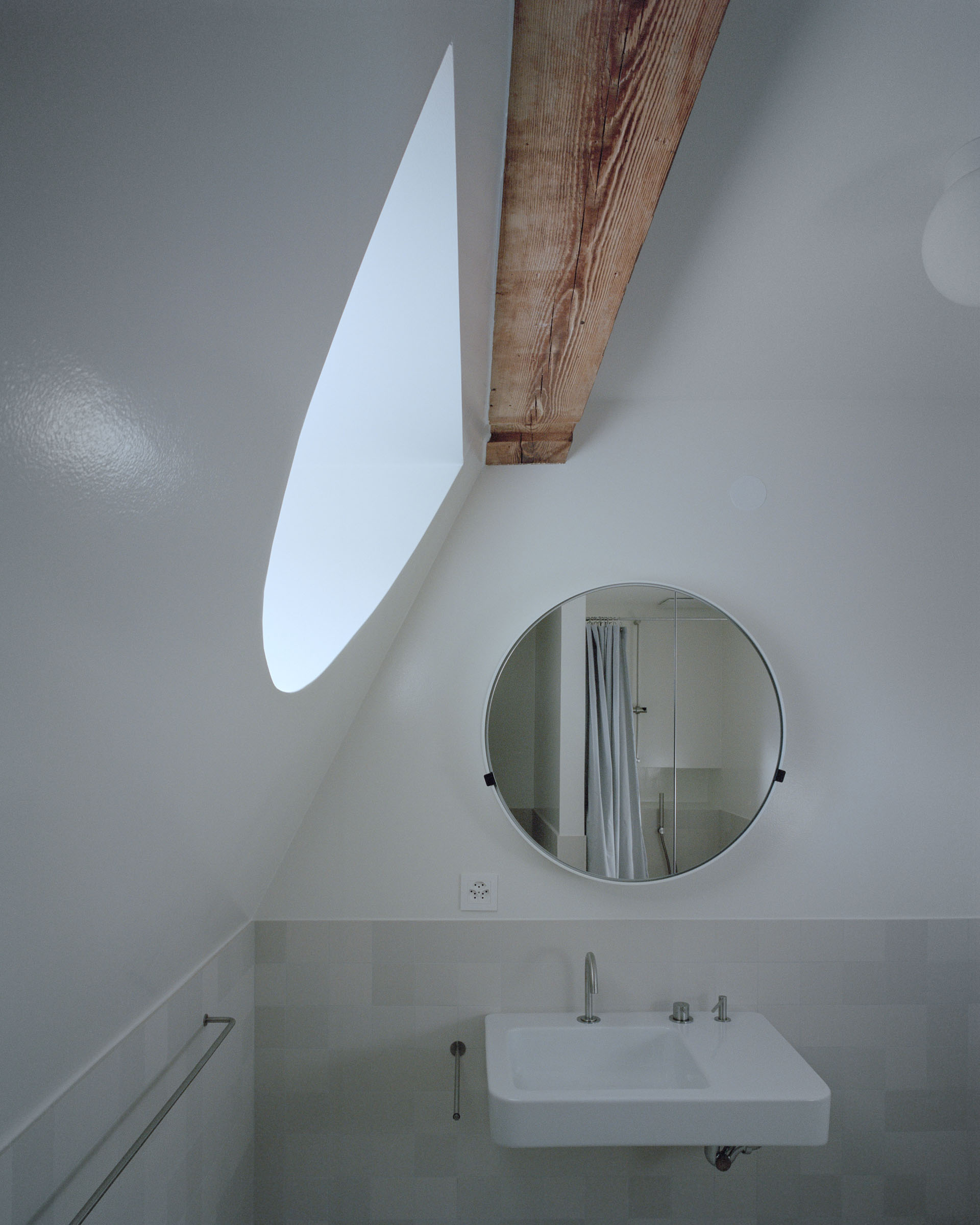 Analog architectural photography and documentation of the interior of the single‑family house renovation on Kluserstrasse in Basel, Switzerland, designed by Hörner Oprea & KL‑AR. Photographed by Piotr Hraptovich, architectural photographer based in Basel, Switzerland. Analoge Architekturfotografie und Dokumentation der Innenräume der Sanierung des Einfamilienhauses an der Kluserstrasse in Basel, Schweiz, entworfen von Hörner Oprea & KL‑AR. Fotografiert von Piotr Hraptovich, Architekturfotograf mit Sitz in Basel, Schweiz. 