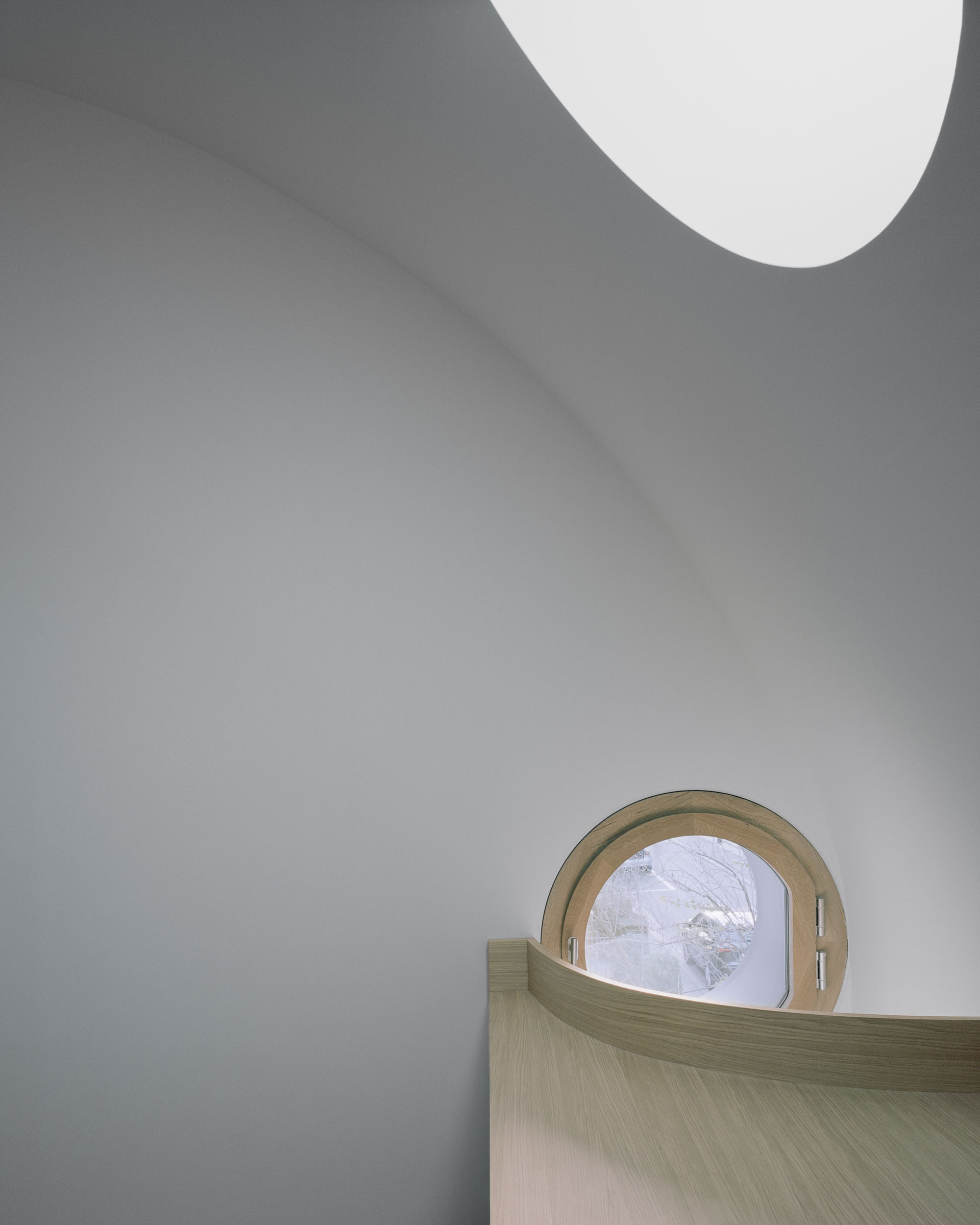 Analog architectural photography and documentation of the interior of the single‑family house renovation on Kluserstrasse in Basel, Switzerland, designed by Hörner Oprea & KL‑AR. Photographed by Piotr Hraptovich, architectural photographer based in Basel, Switzerland. Analoge Architekturfotografie und Dokumentation der Innenräume der Sanierung des Einfamilienhauses an der Kluserstrasse in Basel, Schweiz, entworfen von Hörner Oprea & KL‑AR. Fotografiert von Piotr Hraptovich, Architekturfotograf mit Sitz in Basel, Schweiz. 