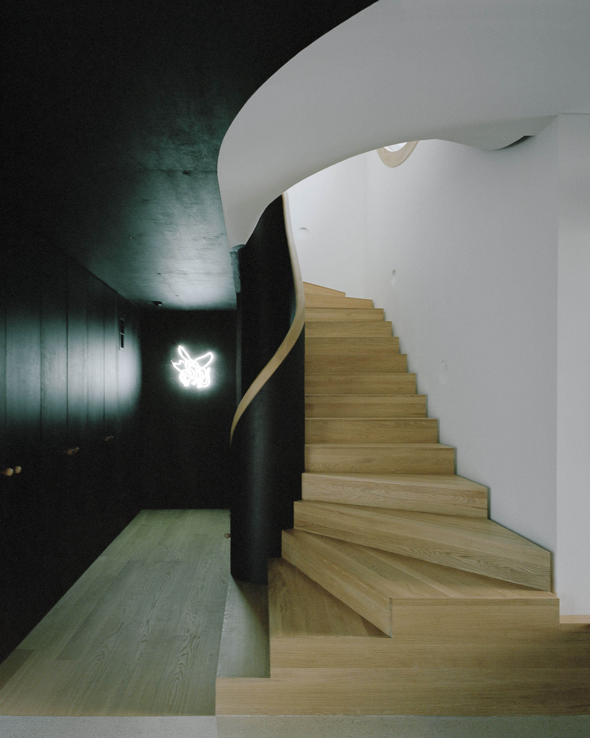 Analog architectural photography and documentation of the interior of the single‑family house renovation on Kluserstrasse in Basel, Switzerland, designed by Hörner Oprea & KL‑AR. Photographed by Piotr Hraptovich, architectural photographer based in Basel, Switzerland. Analoge Architekturfotografie und Dokumentation der Innenräume der Sanierung des Einfamilienhauses an der Kluserstrasse in Basel, Schweiz, entworfen von Hörner Oprea & KL‑AR. Fotografiert von Piotr Hraptovich, Architekturfotograf mit Sitz in Basel, Schweiz. 