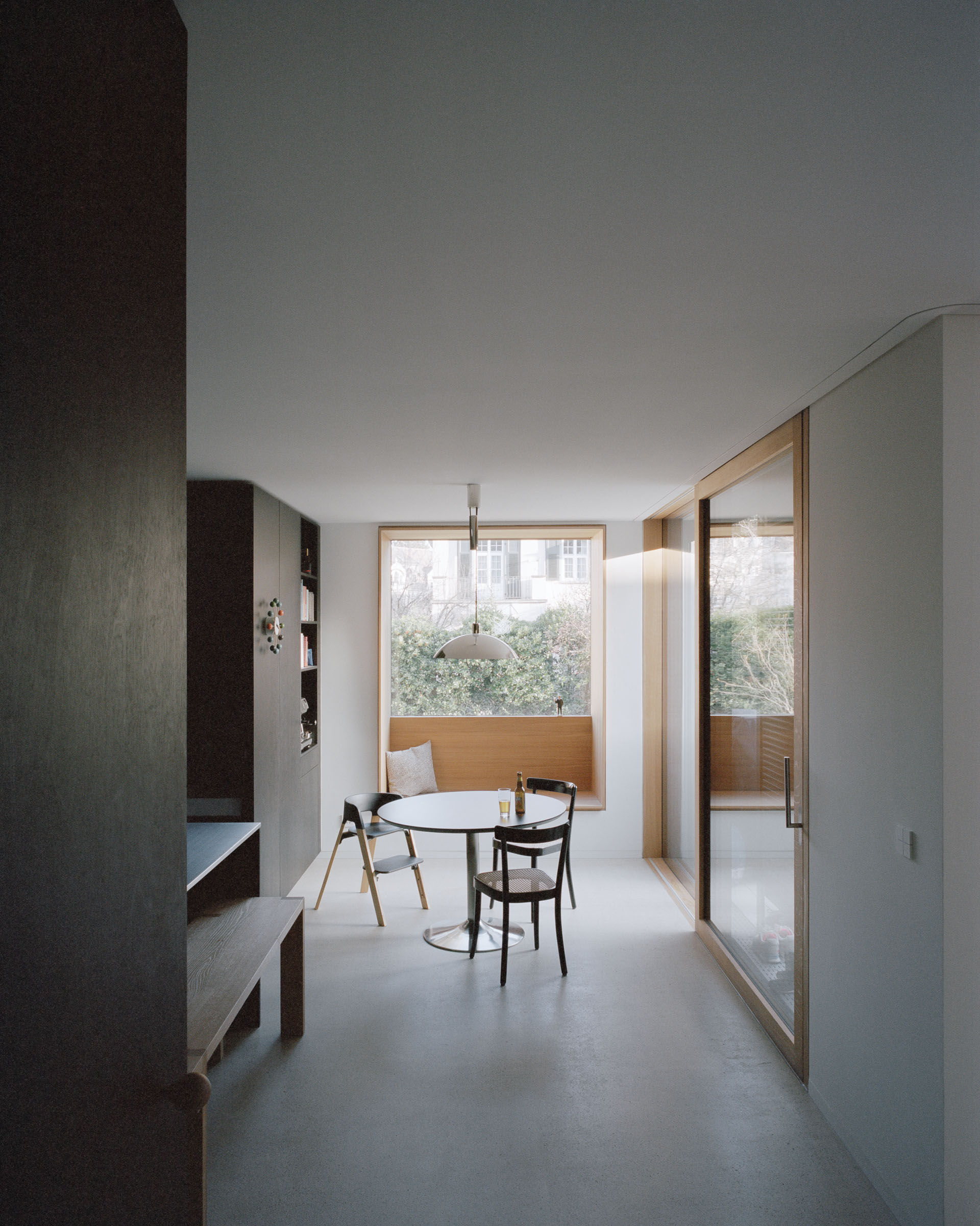 Analog architectural photography and documentation of the interior of the single‑family house renovation on Kluserstrasse in Basel, Switzerland, designed by Hörner Oprea & KL‑AR. Photographed by Piotr Hraptovich, architectural photographer based in Basel, Switzerland. Analoge Architekturfotografie und Dokumentation der Innenräume der Sanierung des Einfamilienhauses an der Kluserstrasse in Basel, Schweiz, entworfen von Hörner Oprea & KL‑AR. Fotografiert von Piotr Hraptovich, Architekturfotograf mit Sitz in Basel, Schweiz. 