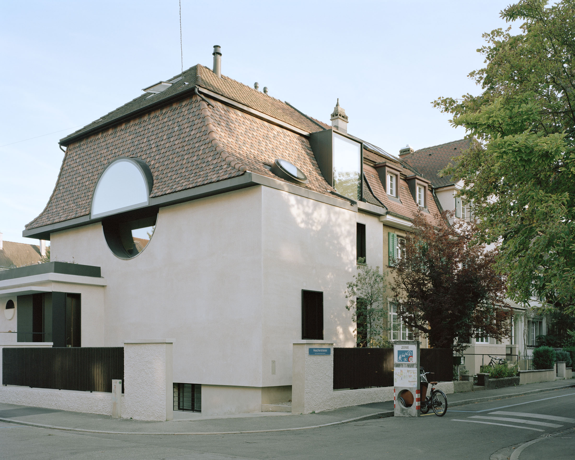 Analog architectural photography and documentation of the exterior of the single‑family house renovation on Kluserstrasse in Basel, Switzerland, designed by Hörner Oprea & KL‑AR. Photographed by Piotr Hraptovich, architectural photographer based in Basel, Switzerland. Analoge Architekturfotografie und Dokumentation der Aussensicht der Sanierung des Einfamilienhauses an der Kluserstrasse in Basel, Schweiz, entworfen von Hörner Oprea & KL‑AR. Fotografiert von Piotr Hraptovich, Architekturfotograf mit Sitz in Basel, Schweiz. 
