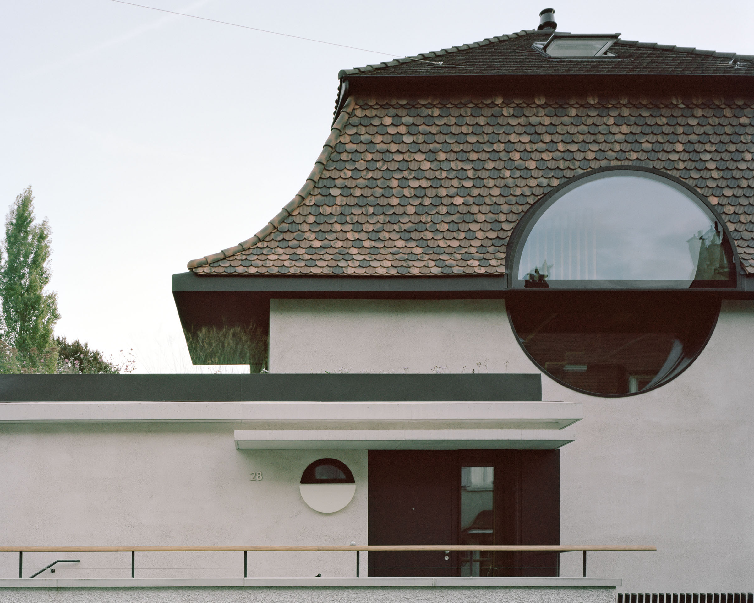 Analog architectural photography and documentation of the exterior of the single‑family house renovation on Kluserstrasse in Basel, Switzerland, designed by Hörner Oprea & KL‑AR. Photographed by Piotr Hraptovich, architectural photographer based in Basel, Switzerland. Analoge Architekturfotografie und Dokumentation der Aussensicht der Sanierung des Einfamilienhauses an der Kluserstrasse in Basel, Schweiz, entworfen von Hörner Oprea & KL‑AR. Fotografiert von Piotr Hraptovich, Architekturfotograf mit Sitz in Basel, Schweiz. 