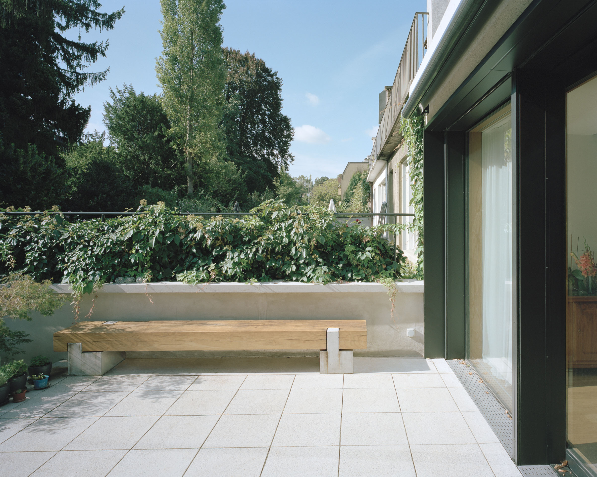 Analog architectural photography and documentation of the exterior of the single‑family house renovation on Kluserstrasse in Basel, Switzerland, designed by Hörner Oprea & KL‑AR. Photographed by Piotr Hraptovich, architectural photographer based in Basel, Switzerland. Analoge Architekturfotografie und Dokumentation der Aussensicht der Sanierung des Einfamilienhauses an der Kluserstrasse in Basel, Schweiz, entworfen von Hörner Oprea & KL‑AR. Fotografiert von Piotr Hraptovich, Architekturfotograf mit Sitz in Basel, Schweiz. 