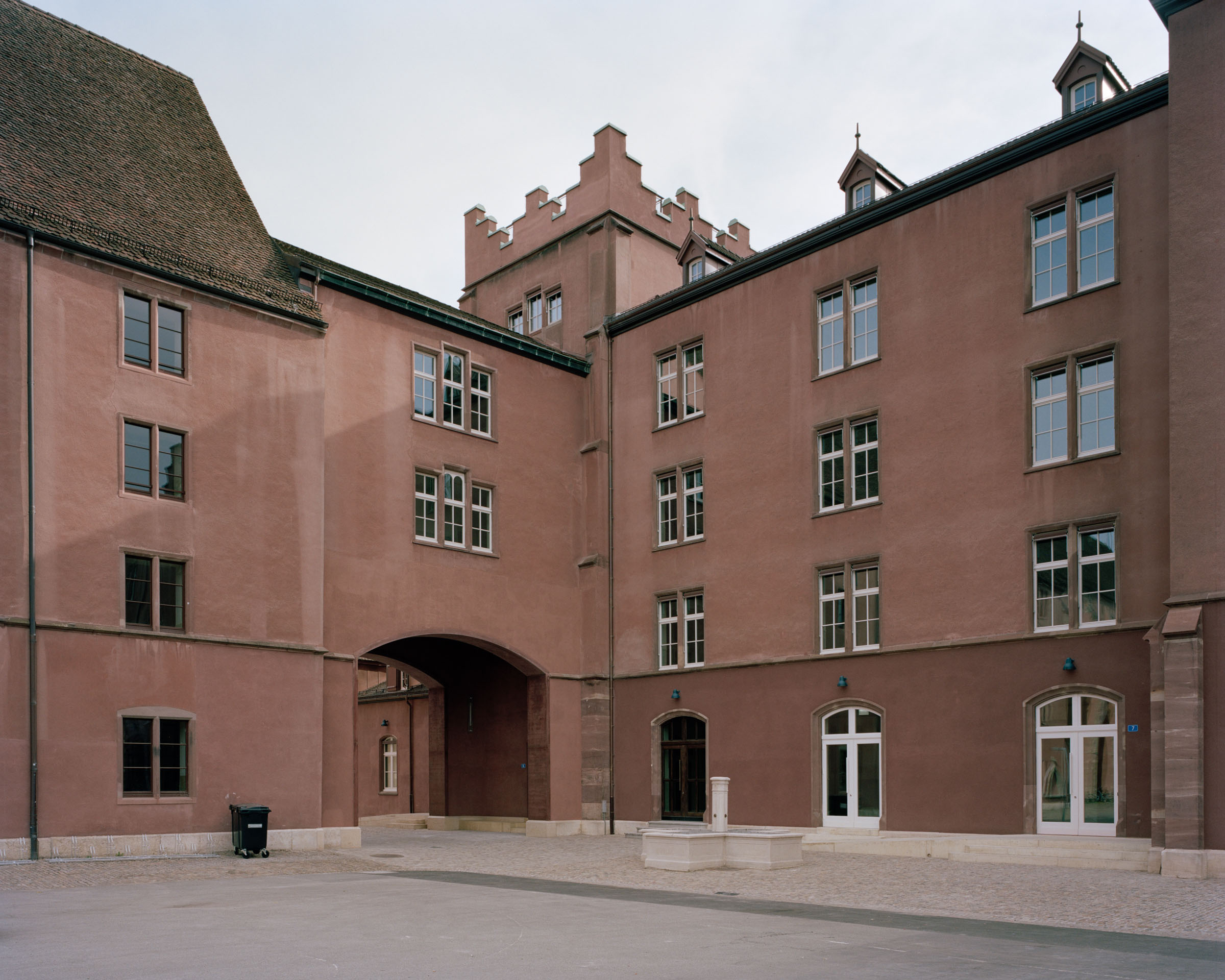 Analog architectural photography and documentation of the exterior of the kHaus cultural centre (former military barracks) in Basel, Switzerland, designed by MIDERI & HAFO. Photographed by Piotr Hraptovich, architectural photographer based in Basel, Switzerland. Analoge Architekturfotografie und Dokumentation der Aussensicht des kHaus Kulturzentrums (ehemalige Kaserne) in Basel, Schweiz, entworfen von MIDERI & HAFO. Fotografiert von Piotr Hraptovich, Architekturfotograf mit Sitz in Basel, Schweiz. 