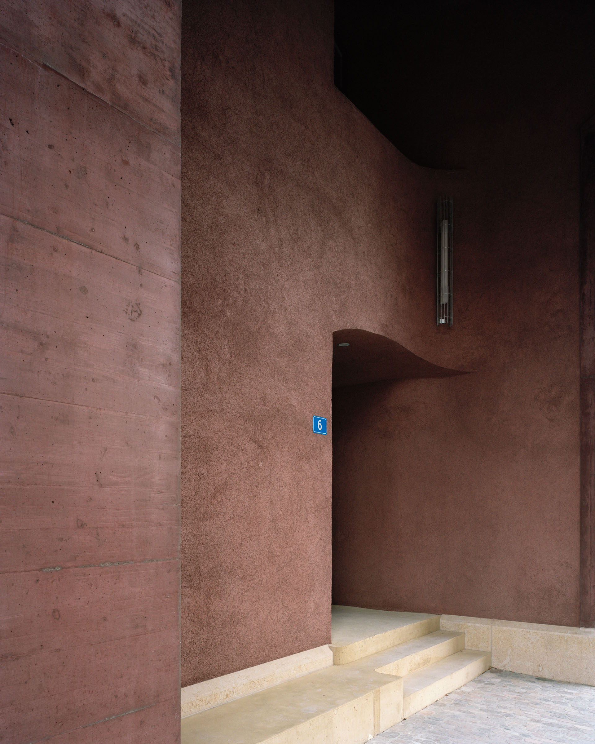 Analog architectural photography and documentation of the exterior of the kHaus cultural centre (former military barracks) in Basel, Switzerland, designed by MIDERI & HAFO. Photographed by Piotr Hraptovich, architectural photographer based in Basel, Switzerland. Analoge Architekturfotografie und Dokumentation der Aussensicht des kHaus Kulturzentrums (ehemalige Kaserne) in Basel, Schweiz, entworfen von MIDERI & HAFO. Fotografiert von Piotr Hraptovich, Architekturfotograf mit Sitz in Basel, Schweiz. 