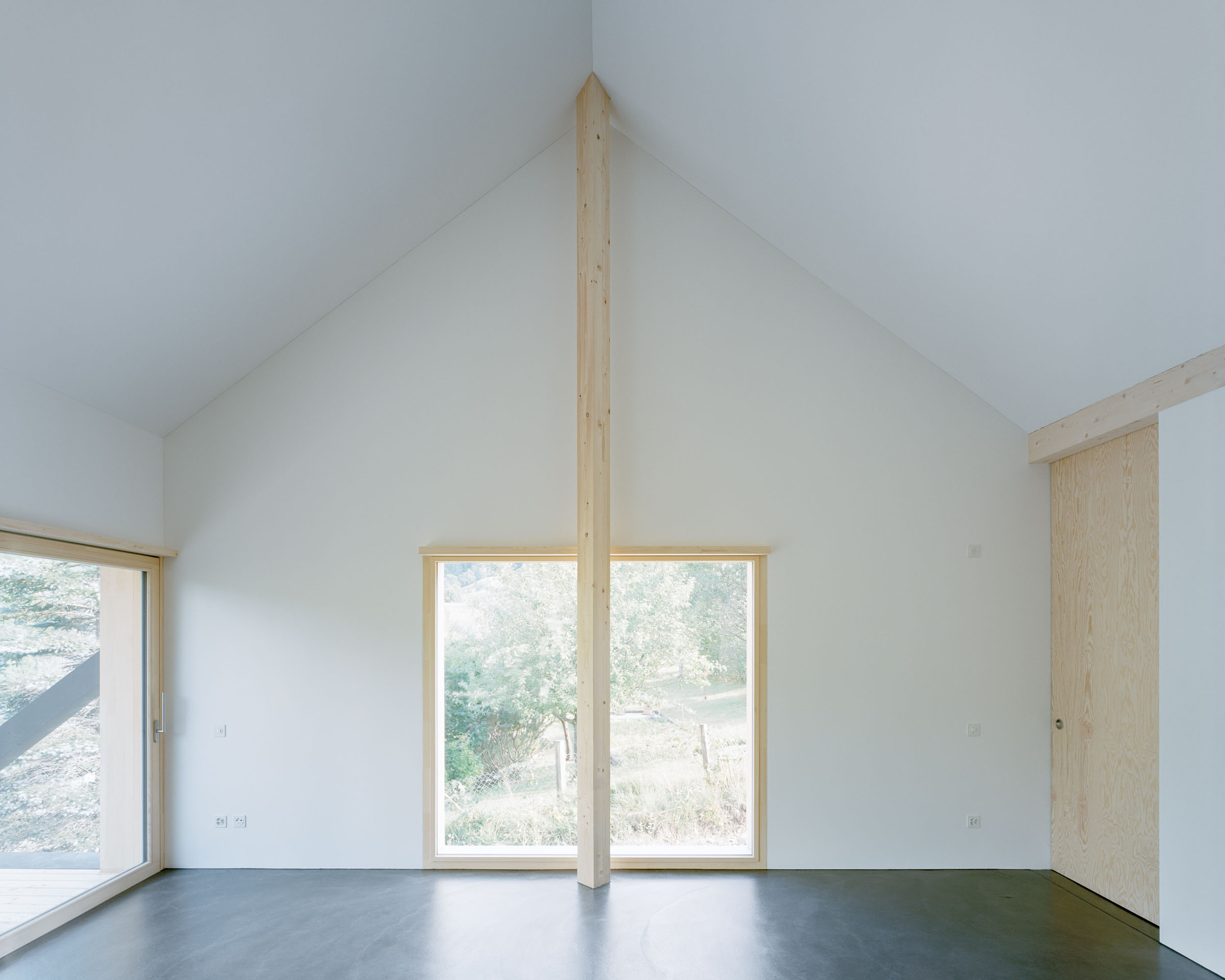 Analog architectural photography and documentation of the interior of a single-family house in Vermes, Switzerland, designed by Hörner Oprea. Photographed by Piotr Hraptovich, architectural photographer based in Basel, Switzerland. Analoge Architekturfotografie und Dokumentation der Innenräume eines Einfamilienhauses in Vermes, Schweiz, entworfen von Hörner Oprea. Fotografiert von Piotr Hraptovich, Architekturfotograf mit Sitz in Basel, Schweiz. 