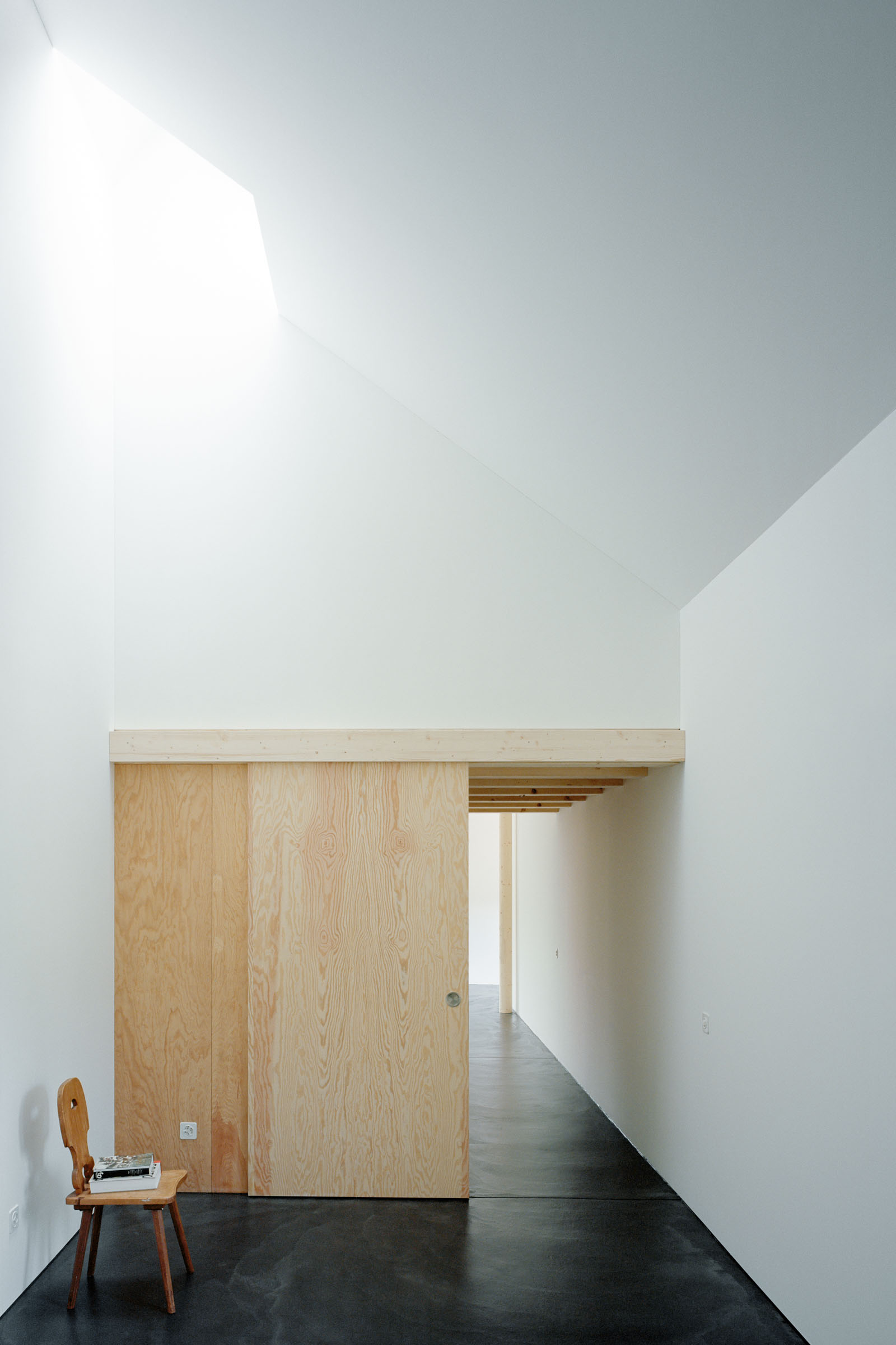 Analog architectural photography and documentation of the interior of a single-family house in Vermes, Switzerland, designed by Hörner Oprea. Photographed by Piotr Hraptovich, architectural photographer based in Basel, Switzerland. Analoge Architekturfotografie und Dokumentation der Innenräume eines Einfamilienhauses in Vermes, Schweiz, entworfen von Hörner Oprea. Fotografiert von Piotr Hraptovich, Architekturfotograf mit Sitz in Basel, Schweiz. 