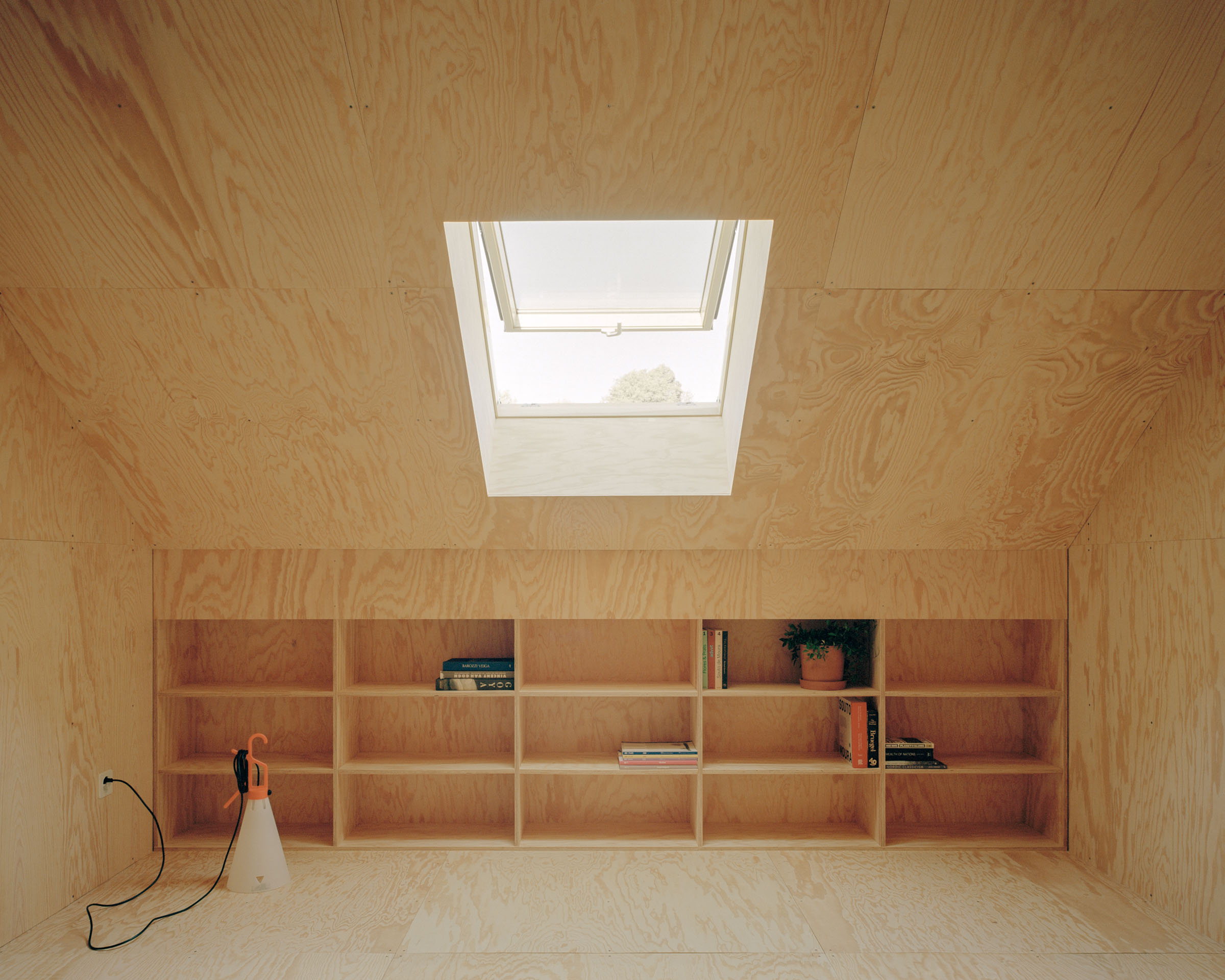 Analog architectural photography and documentation of the interior of a single-family house in Vermes, Switzerland, designed by Hörner Oprea. Photographed by Piotr Hraptovich, architectural photographer based in Basel, Switzerland. Analoge Architekturfotografie und Dokumentation der Innenräume eines Einfamilienhauses in Vermes, Schweiz, entworfen von Hörner Oprea. Fotografiert von Piotr Hraptovich, Architekturfotograf mit Sitz in Basel, Schweiz. 