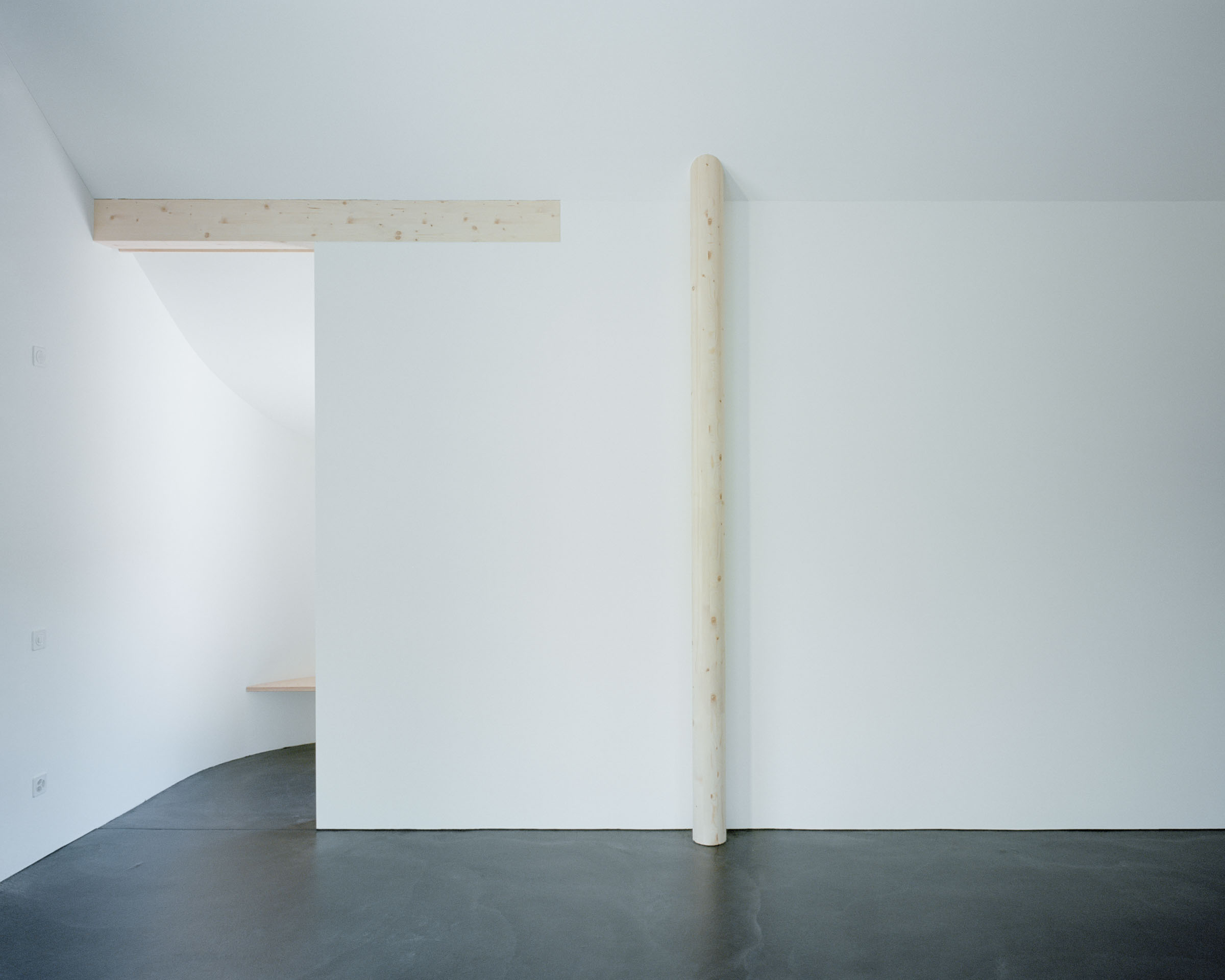 Analog architectural photography and documentation of the interior of a single-family house in Vermes, Switzerland, designed by Hörner Oprea. Photographed by Piotr Hraptovich, architectural photographer based in Basel, Switzerland. Analoge Architekturfotografie und Dokumentation der Innenräume eines Einfamilienhauses in Vermes, Schweiz, entworfen von Hörner Oprea. Fotografiert von Piotr Hraptovich, Architekturfotograf mit Sitz in Basel, Schweiz. 