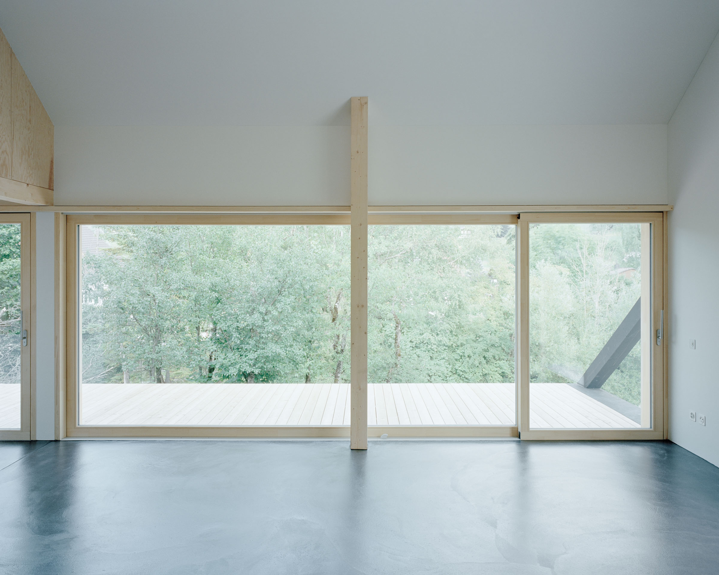 Analog architectural photography and documentation of the interior of a single-family house in Vermes, Switzerland, designed by Hörner Oprea. Photographed by Piotr Hraptovich, architectural photographer based in Basel, Switzerland. Analoge Architekturfotografie und Dokumentation der Innenräume eines Einfamilienhauses in Vermes, Schweiz, entworfen von Hörner Oprea. Fotografiert von Piotr Hraptovich, Architekturfotograf mit Sitz in Basel, Schweiz. 