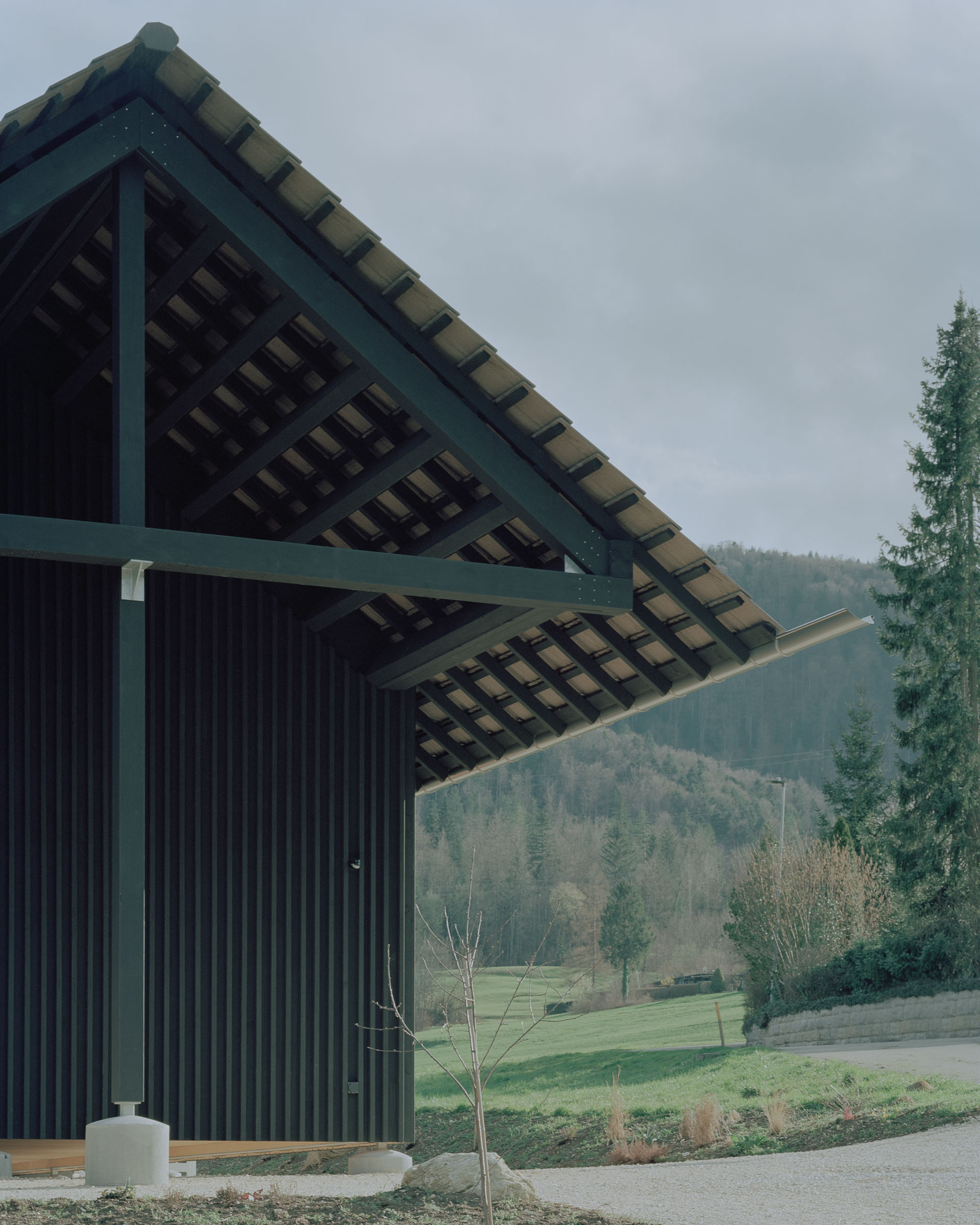 Analog architectural photography and documentation of the exterior of a single-family house in Vermes, Switzerland, designed by Hörner Oprea. Photographed by Piotr Hraptovich, architectural photographer based in Basel, Switzerland. Analoge Architekturfotografie und Dokumentation der Aussensicht eines Einfamilienhauses in Vermes, Schweiz, entworfen von Hörner Oprea. Fotografiert von Piotr Hraptovich, Architekturfotograf mit Sitz in Basel, Schweiz. 