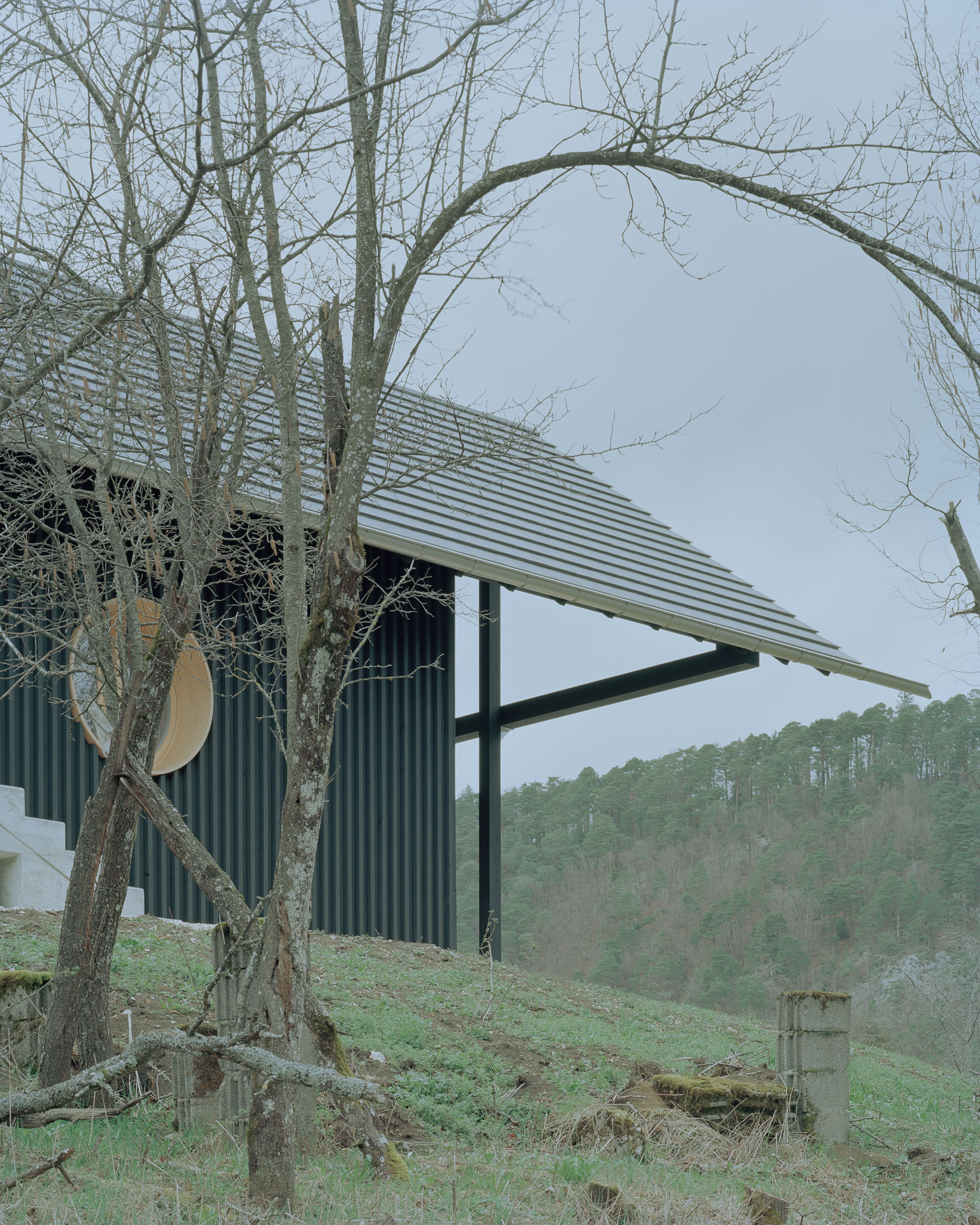 Analog architectural photography and documentation of the exterior of a single-family house in Vermes, Switzerland, designed by Hörner Oprea. Photographed by Piotr Hraptovich, architectural photographer based in Basel, Switzerland. Analoge Architekturfotografie und Dokumentation der Aussensicht eines Einfamilienhauses in Vermes, Schweiz, entworfen von Hörner Oprea. Fotografiert von Piotr Hraptovich, Architekturfotograf mit Sitz in Basel, Schweiz. 