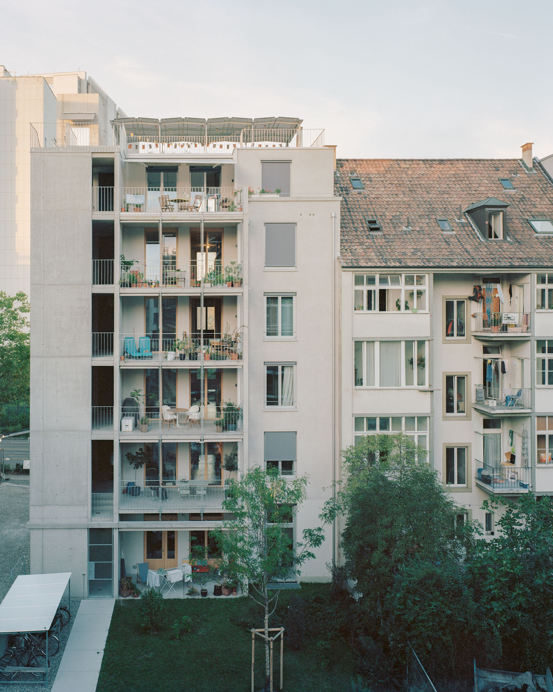 Analog architectural photography and documentation of the exterior of the residential building KGUB in Basel, Switzerland, designed by Jäger Koechlin Architekten. Photographed by Piotr Hraptovich, architectural photographer based in Basel, Switzerland. Analoge Architekturfotografie und Dokumentation der Aussensicht des Wohngebäudes KGUB in Basel, Schweiz, entworfen von Jäger Koechlin Architekten. Fotografiert von Piotr Hraptovich, Architekturfotograf mit Sitz in Basel, Schweiz. 