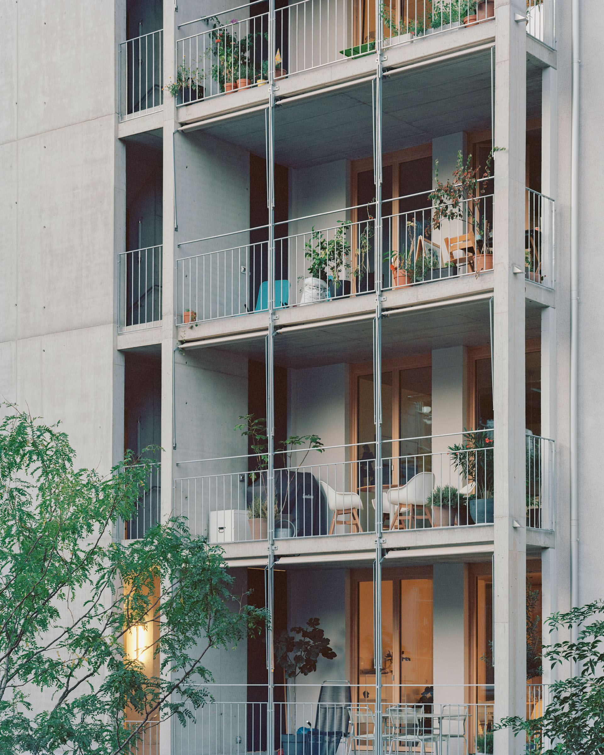 Analog architectural photography and documentation of the exterior of the residential building KGUB in Basel, Switzerland, designed by Jäger Koechlin Architekten. Photographed by Piotr Hraptovich, architectural photographer based in Basel, Switzerland. Analoge Architekturfotografie und Dokumentation der Aussensicht des Wohngebäudes KGUB in Basel, Schweiz, entworfen von Jäger Koechlin Architekten. Fotografiert von Piotr Hraptovich, Architekturfotograf mit Sitz in Basel, Schweiz. 