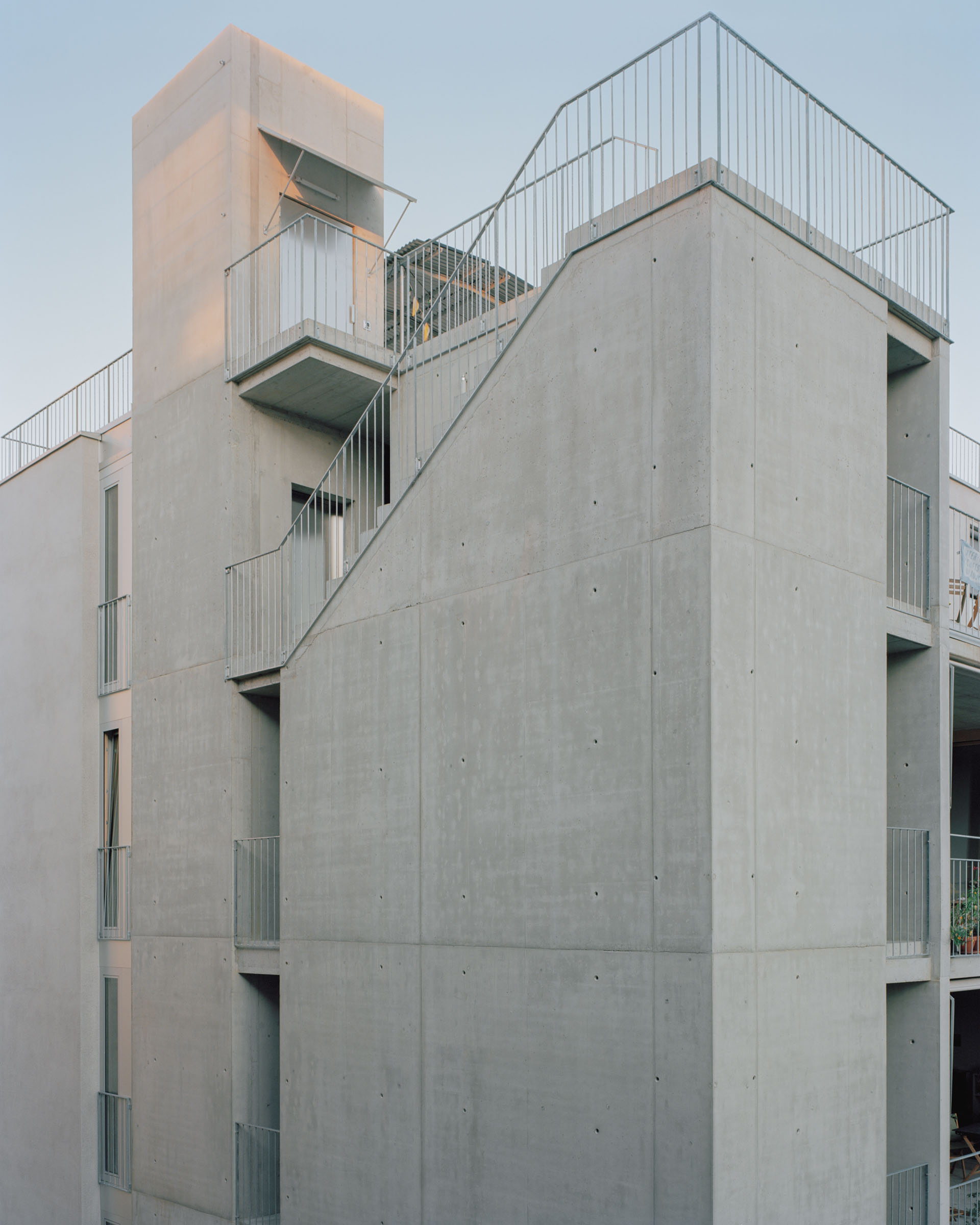 Analog architectural photography and documentation of the exterior of the residential building KGUB in Basel, Switzerland, designed by Jäger Koechlin Architekten. Photographed by Piotr Hraptovich, architectural photographer based in Basel, Switzerland. Analoge Architekturfotografie und Dokumentation der Aussensicht des Wohngebäudes KGUB in Basel, Schweiz, entworfen von Jäger Koechlin Architekten. Fotografiert von Piotr Hraptovich, Architekturfotograf mit Sitz in Basel, Schweiz. 