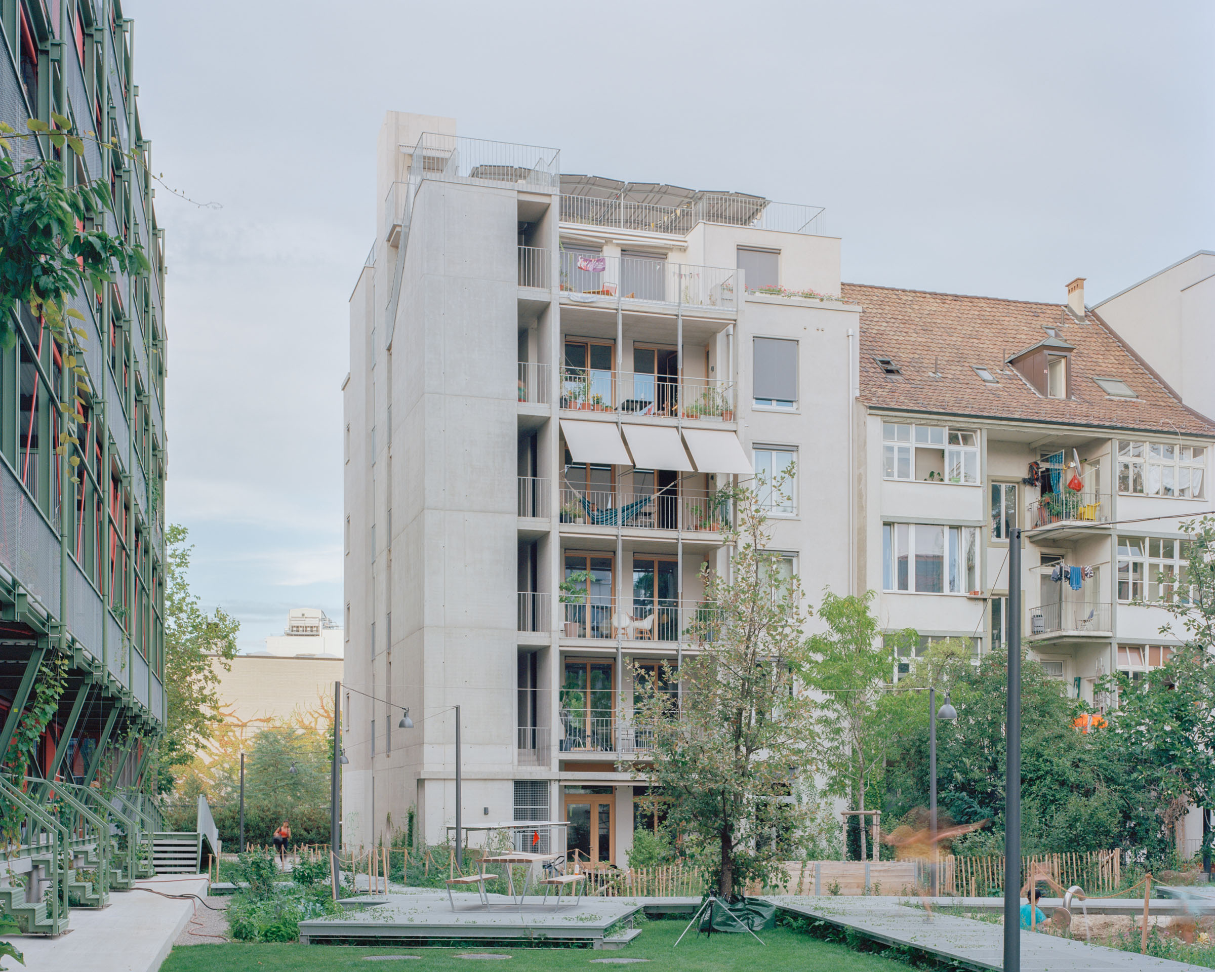 Analog architectural photography and documentation of the exterior of the residential building KGUB in Basel, Switzerland, designed by Jäger Koechlin Architekten. Photographed by Piotr Hraptovich, architectural photographer based in Basel, Switzerland. Analoge Architekturfotografie und Dokumentation der Aussensicht des Wohngebäudes KGUB in Basel, Schweiz, entworfen von Jäger Koechlin Architekten. Fotografiert von Piotr Hraptovich, Architekturfotograf mit Sitz in Basel, Schweiz. 