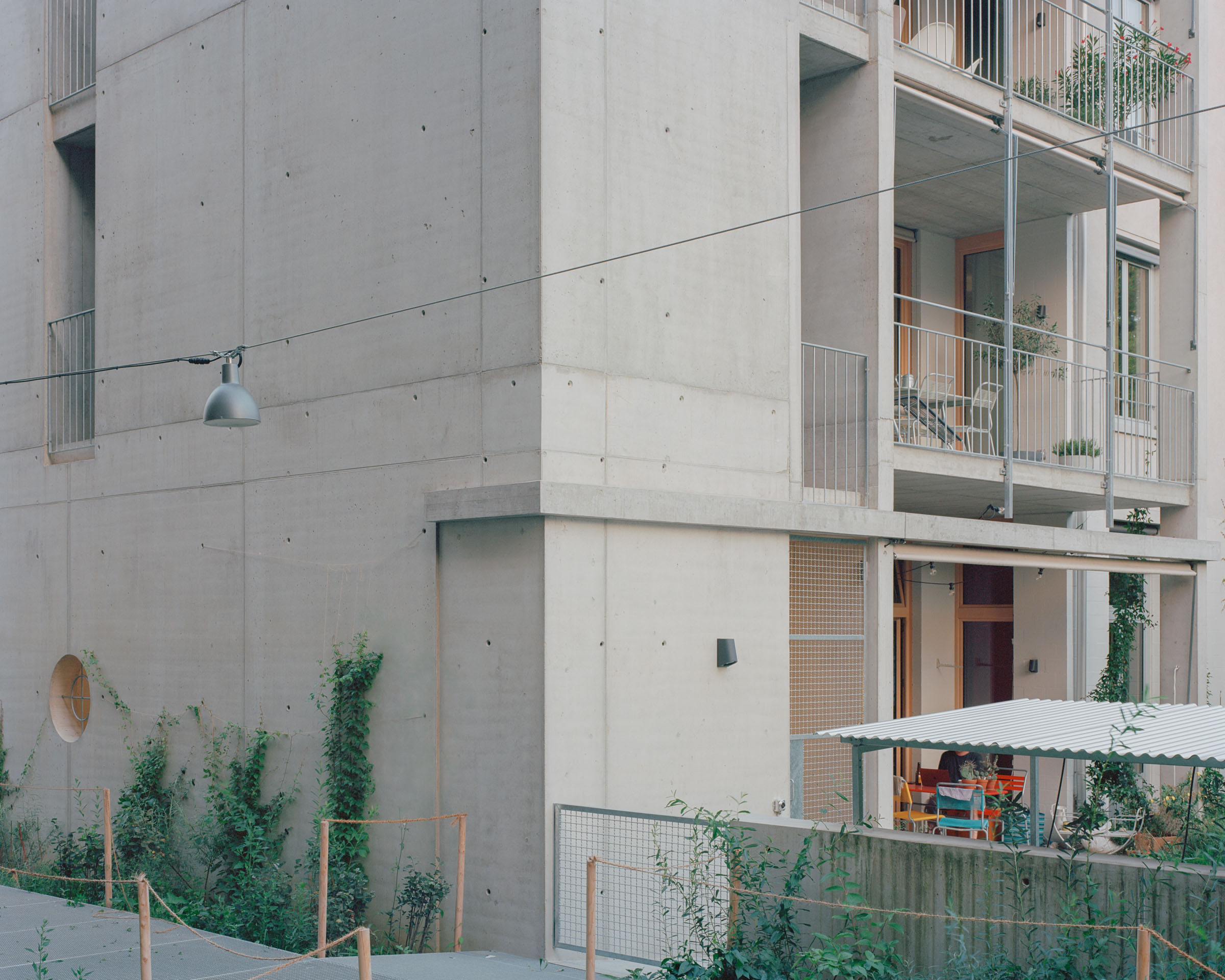 Analog architectural photography and documentation of the exterior of the residential building KGUB in Basel, Switzerland, designed by Jäger Koechlin Architekten. Photographed by Piotr Hraptovich, architectural photographer based in Basel, Switzerland. Analoge Architekturfotografie und Dokumentation der Aussensicht des Wohngebäudes KGUB in Basel, Schweiz, entworfen von Jäger Koechlin Architekten. Fotografiert von Piotr Hraptovich, Architekturfotograf mit Sitz in Basel, Schweiz. 