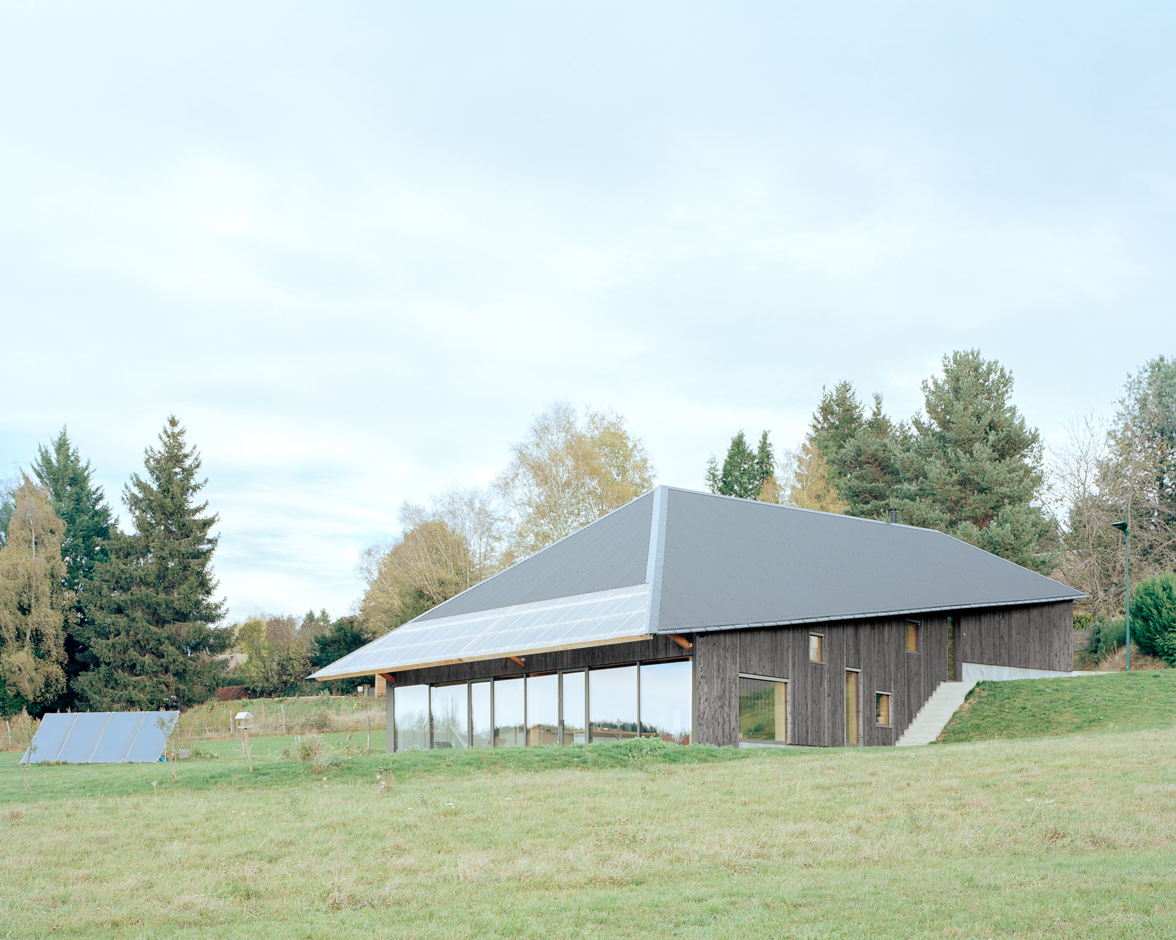 Analog architectural photography and documentation of the exterior of House Machina, a single-family house in Auvergne, France, designed by Hutte.xyz. Photographed by Piotr Hraptovich, architectural photographer based in Basel, Switzerland. Analoge Architekturfotografie und Dokumentation der Aussensicht von House Machina, einem Einfamilienhaus in der Auvergne, Frankreich, entworfen von Hutte.xyz. Fotografiert von Piotr Hraptovich, Architekturfotograf mit Sitz in Basel, Schweiz. 
