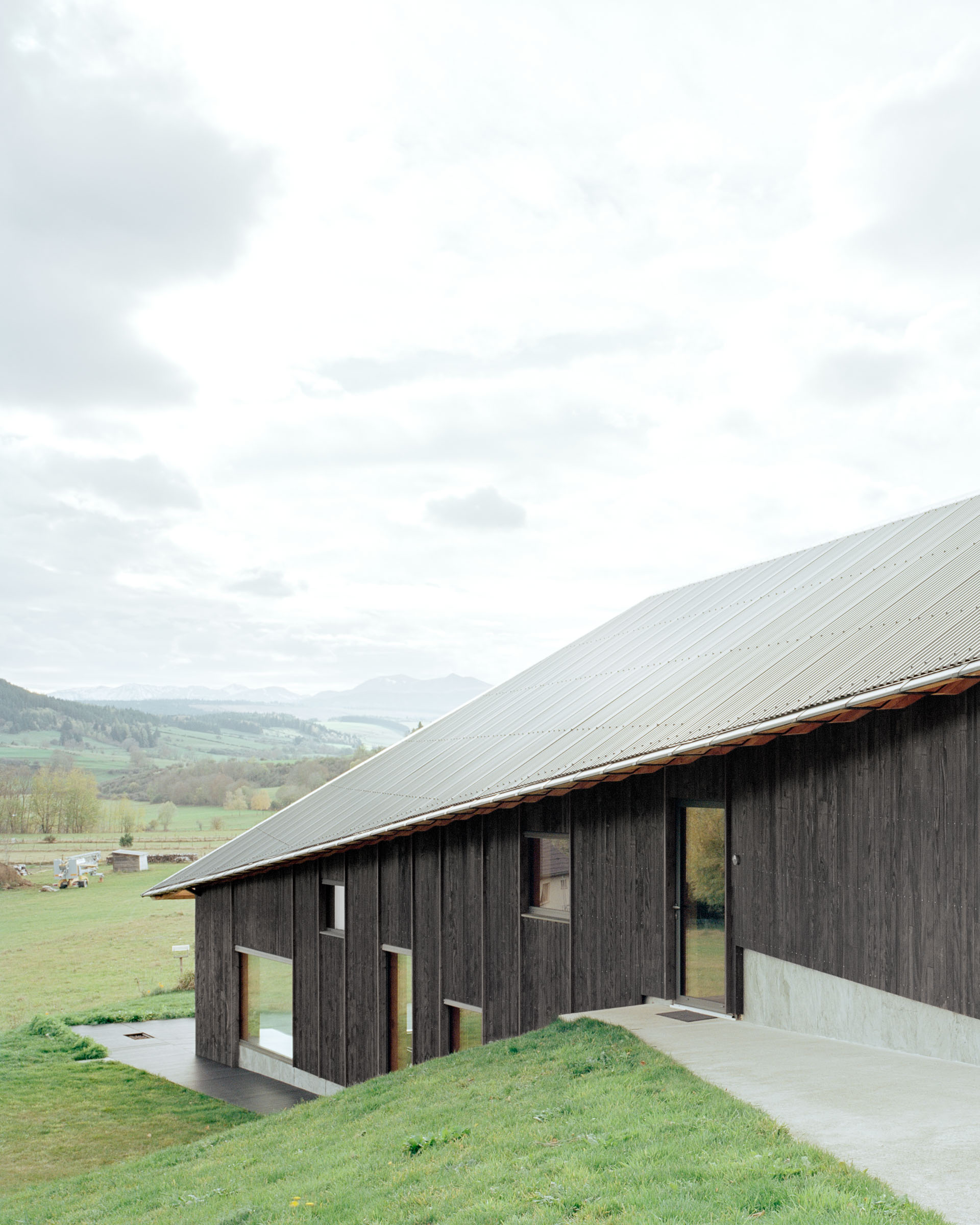 Analog architectural photography and documentation of the exterior of House Machina, a single-family house in Auvergne, France, designed by Hutte.xyz. Photographed by Piotr Hraptovich, architectural photographer based in Basel, Switzerland. Analoge Architekturfotografie und Dokumentation der Aussensicht von House Machina, einem Einfamilienhaus in der Auvergne, Frankreich, entworfen von Hutte.xyz. Fotografiert von Piotr Hraptovich, Architekturfotograf mit Sitz in Basel, Schweiz. 