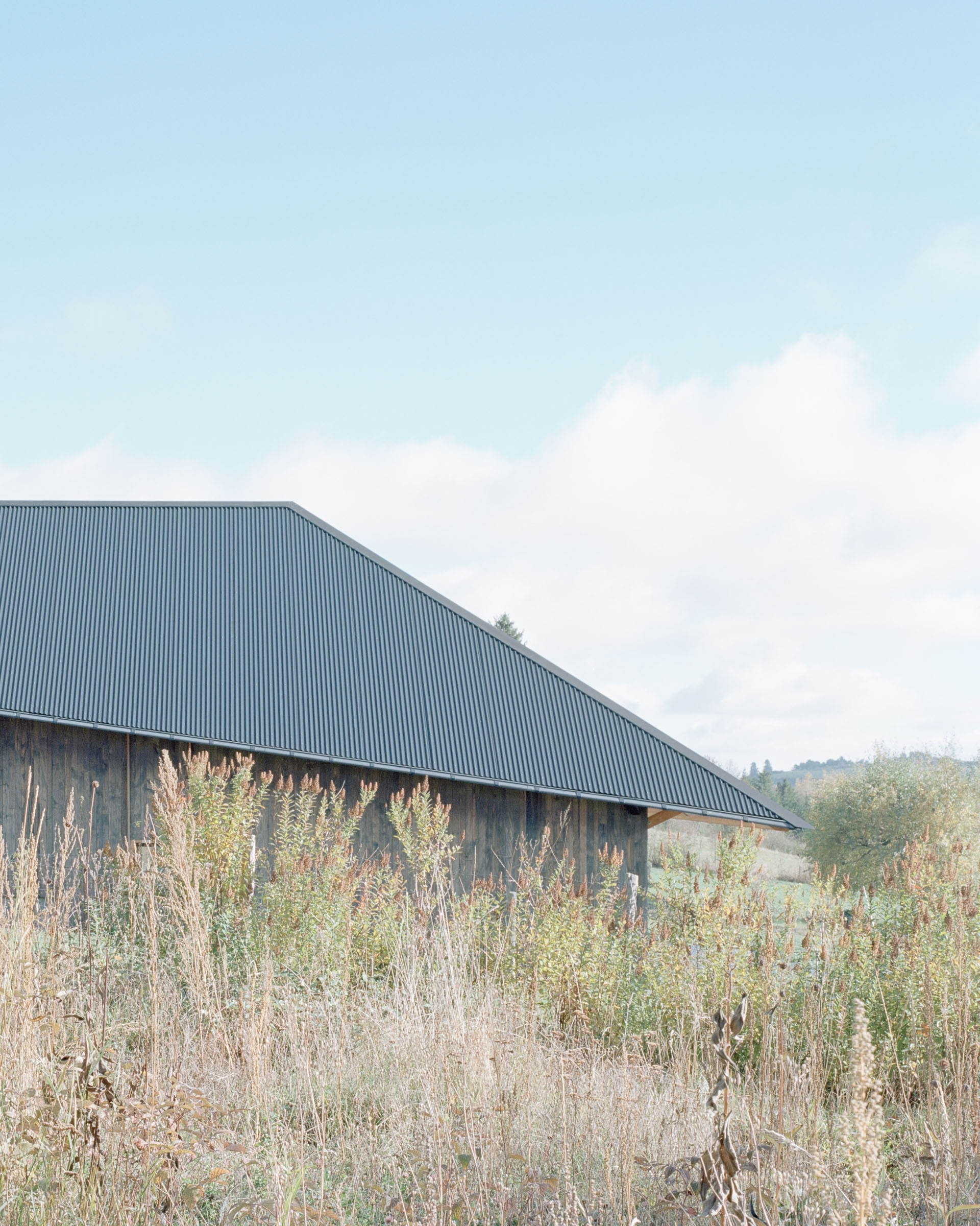 Analog architectural photography and documentation of the exterior of House Machina, a single-family house in Auvergne, France, designed by Hutte.xyz. Photographed by Piotr Hraptovich, architectural photographer based in Basel, Switzerland. Analoge Architekturfotografie und Dokumentation der Aussensicht von House Machina, einem Einfamilienhaus in der Auvergne, Frankreich, entworfen von Hutte.xyz. Fotografiert von Piotr Hraptovich, Architekturfotograf mit Sitz in Basel, Schweiz. 