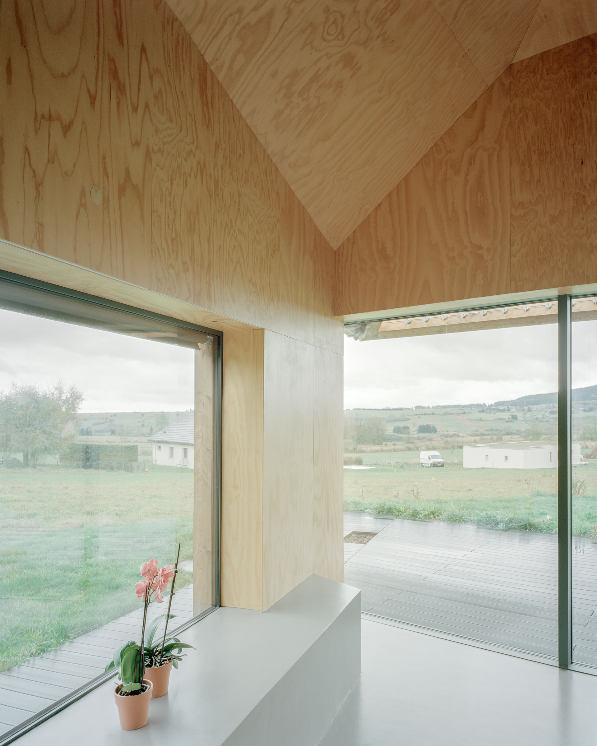 Analog architectural photography and documentation of the interior of House Machina, a single-family house in Auvergne, France, designed by Hutte.xyz. Photographed by Piotr Hraptovich, architectural photographer based in Basel, Switzerland. Analoge Architekturfotografie und Dokumentation der Innenräume von House Machina, einem Einfamilienhaus in der Auvergne, Frankreich, entworfen von Hutte.xyz. Fotografiert von Piotr Hraptovich, Architekturfotograf mit Sitz in Basel, Schweiz. 