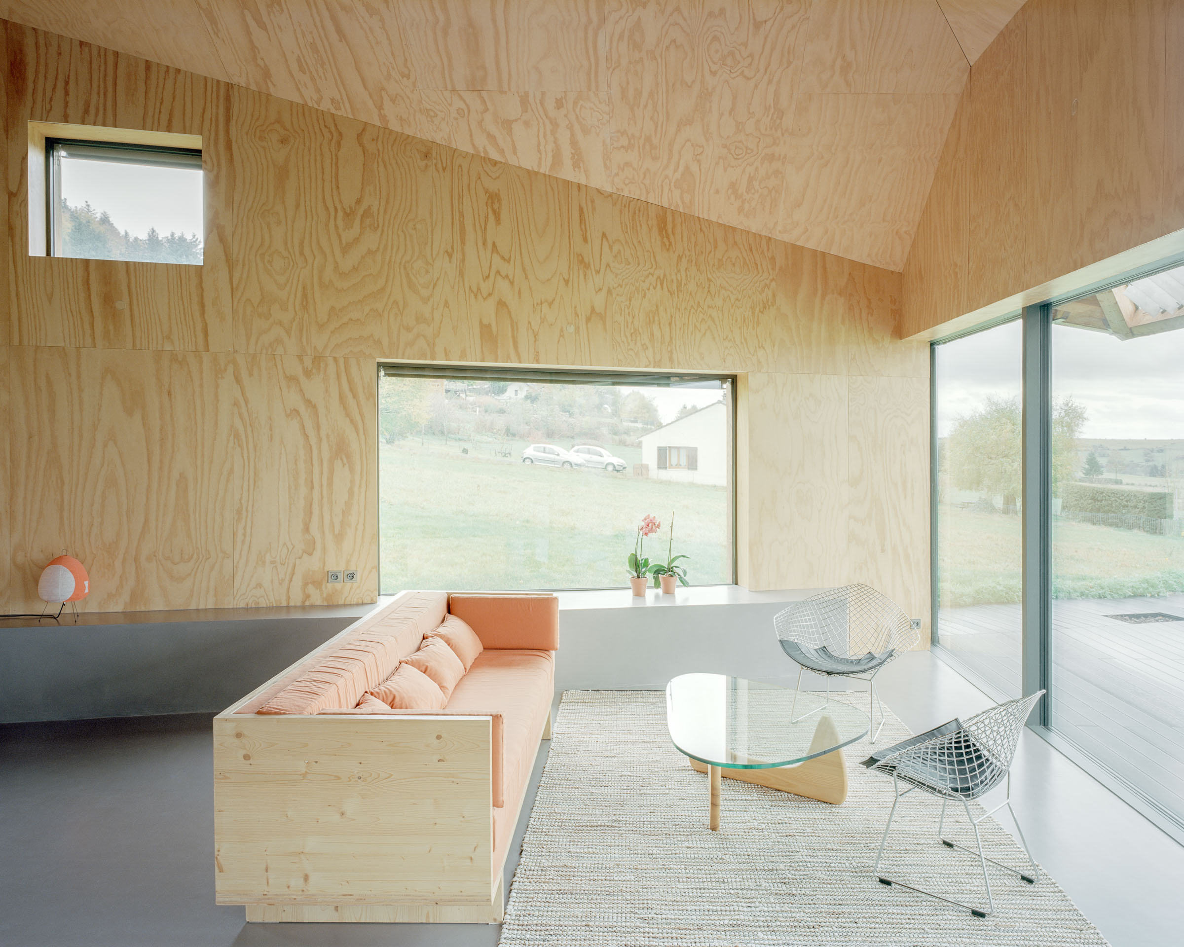 Analog architectural photography and documentation of the interior of House Machina, a single-family house in Auvergne, France, designed by Hutte.xyz. Photographed by Piotr Hraptovich, architectural photographer based in Basel, Switzerland. Analoge Architekturfotografie und Dokumentation der Innenräume von House Machina, einem Einfamilienhaus in der Auvergne, Frankreich, entworfen von Hutte.xyz. Fotografiert von Piotr Hraptovich, Architekturfotograf mit Sitz in Basel, Schweiz. 
