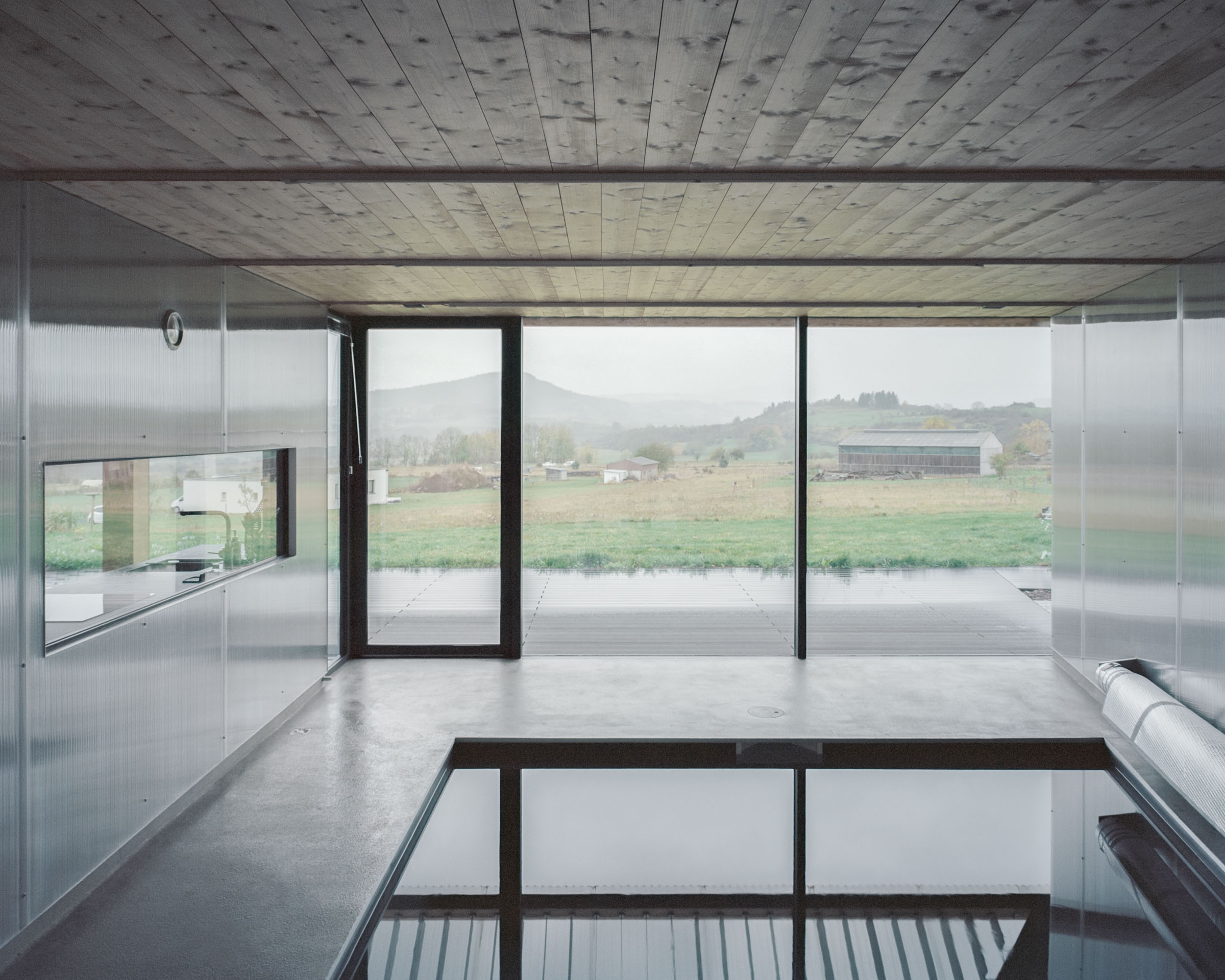 Analog architectural photography and documentation of the interior of House Machina, a single-family house in Auvergne, France, designed by Hutte.xyz. Photographed by Piotr Hraptovich, architectural photographer based in Basel, Switzerland. Analoge Architekturfotografie und Dokumentation der Innenräume von House Machina, einem Einfamilienhaus in der Auvergne, Frankreich, entworfen von Hutte.xyz. Fotografiert von Piotr Hraptovich, Architekturfotograf mit Sitz in Basel, Schweiz. 